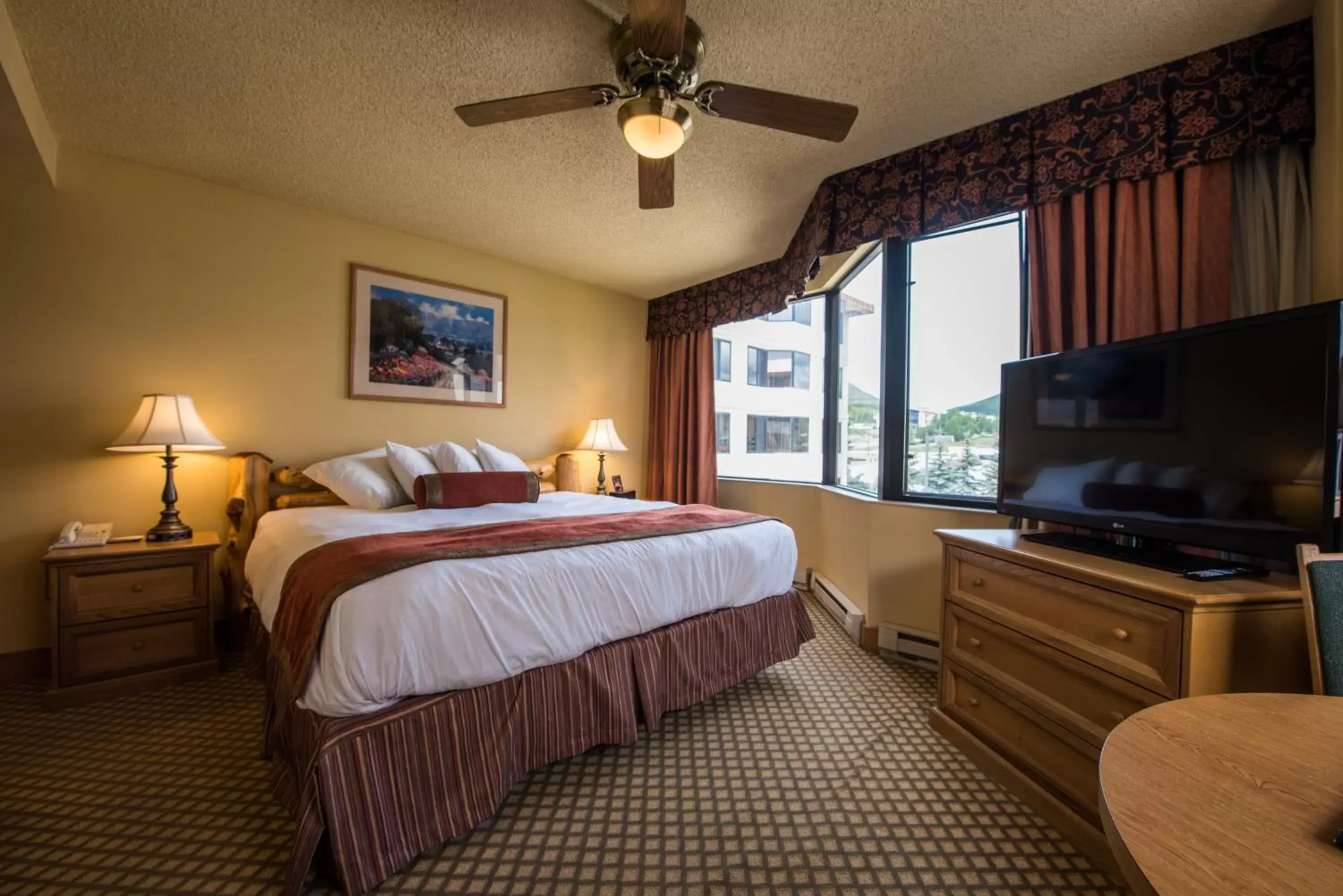 Photo of the whole room, Bed in The Grand Lodge Hotel and Suites