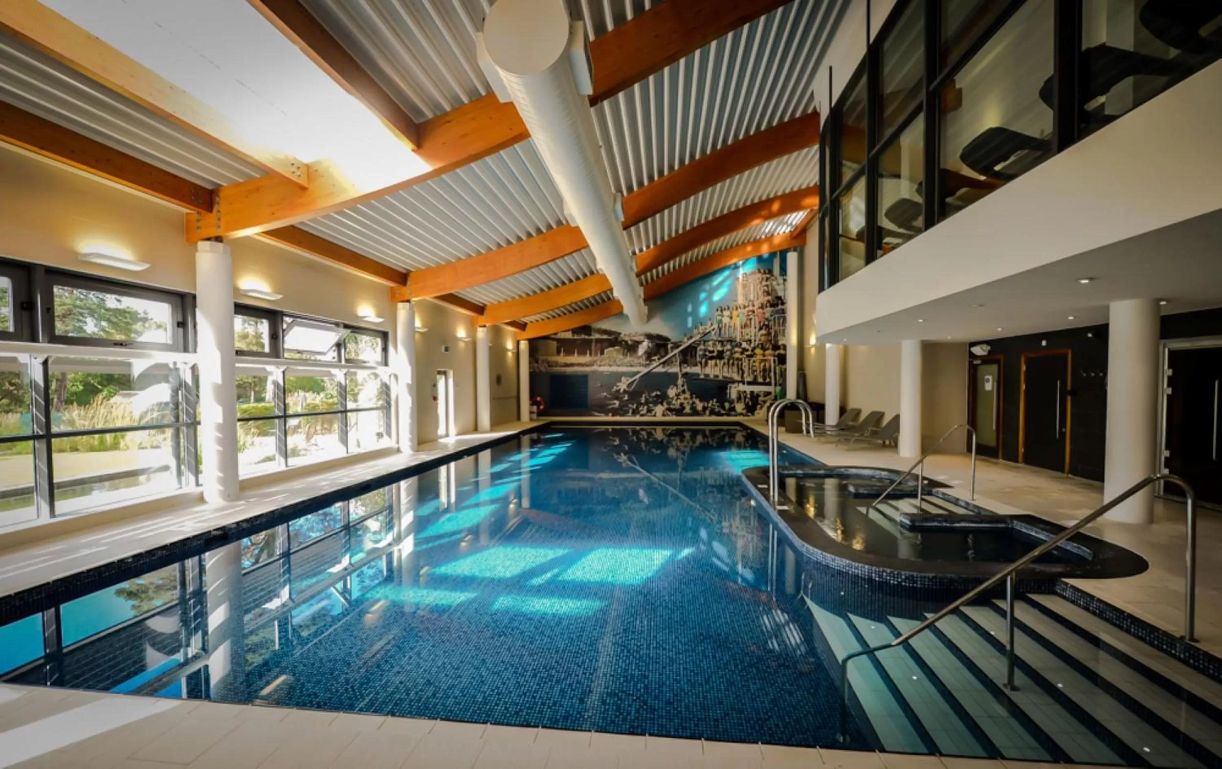 Swimming pool in Foxhills Club & Resort