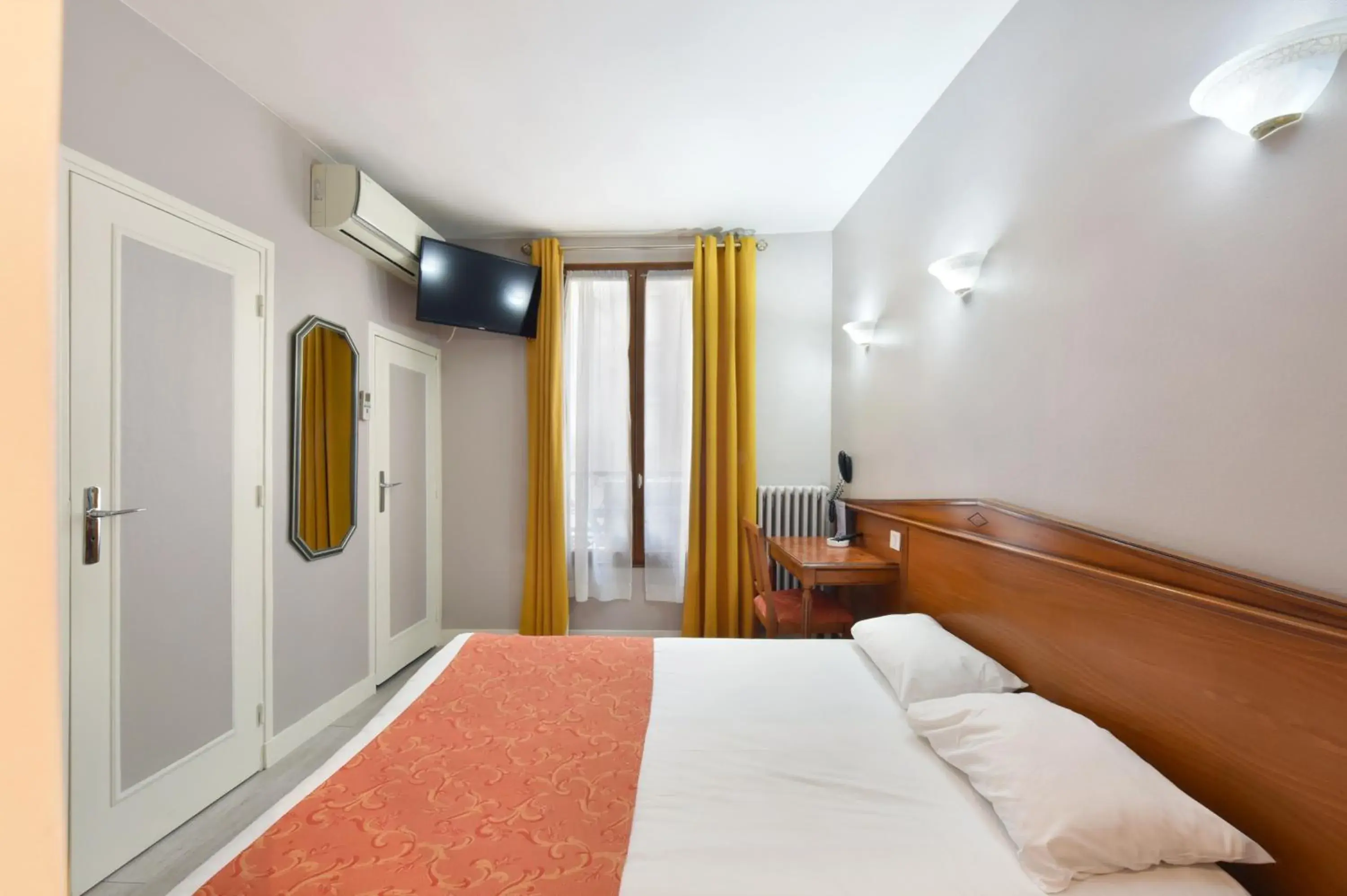 Bedroom, Bed in New Hôtel Gare Du Nord