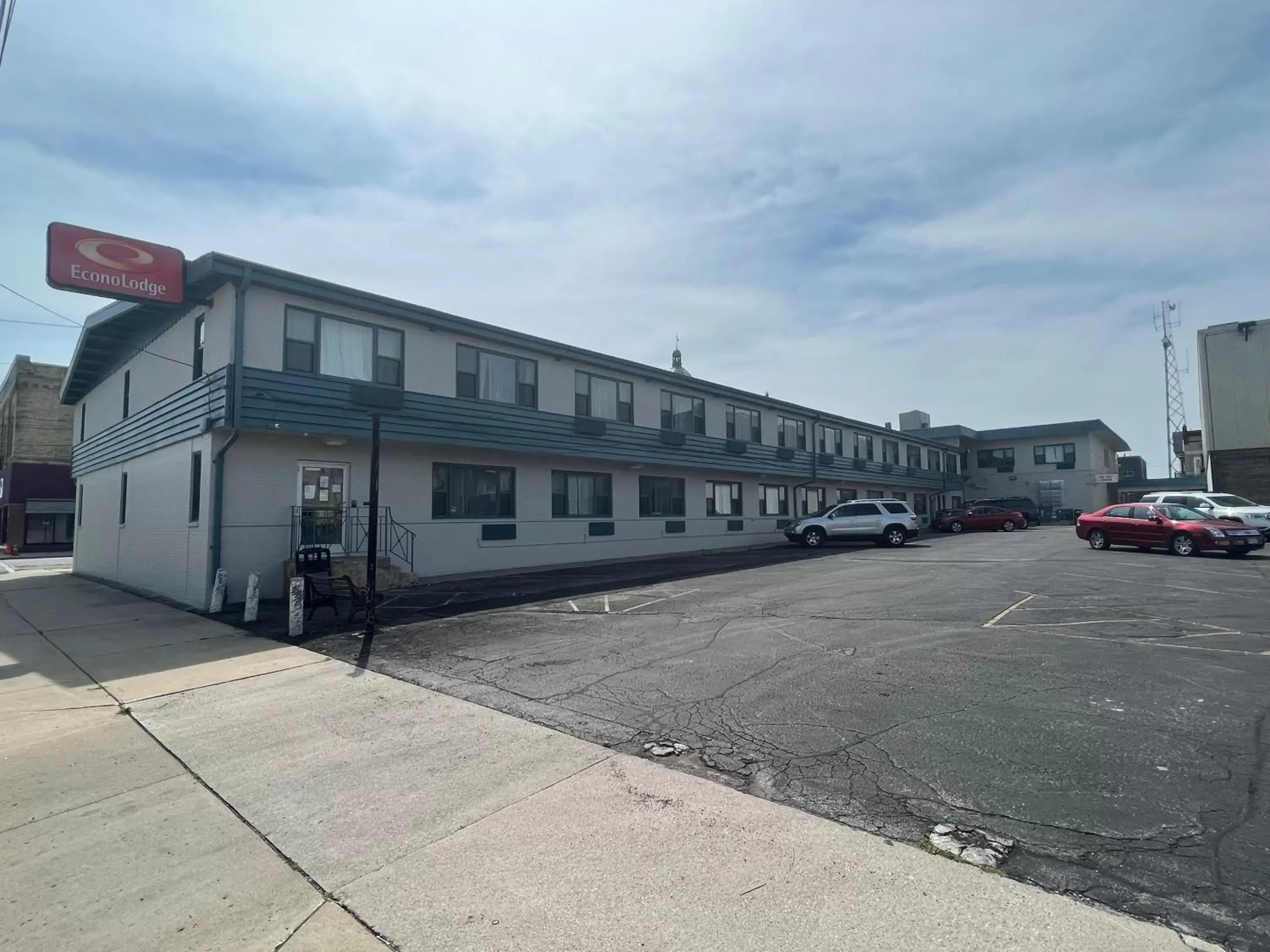 Property Building in Econo Lodge Manitowoc