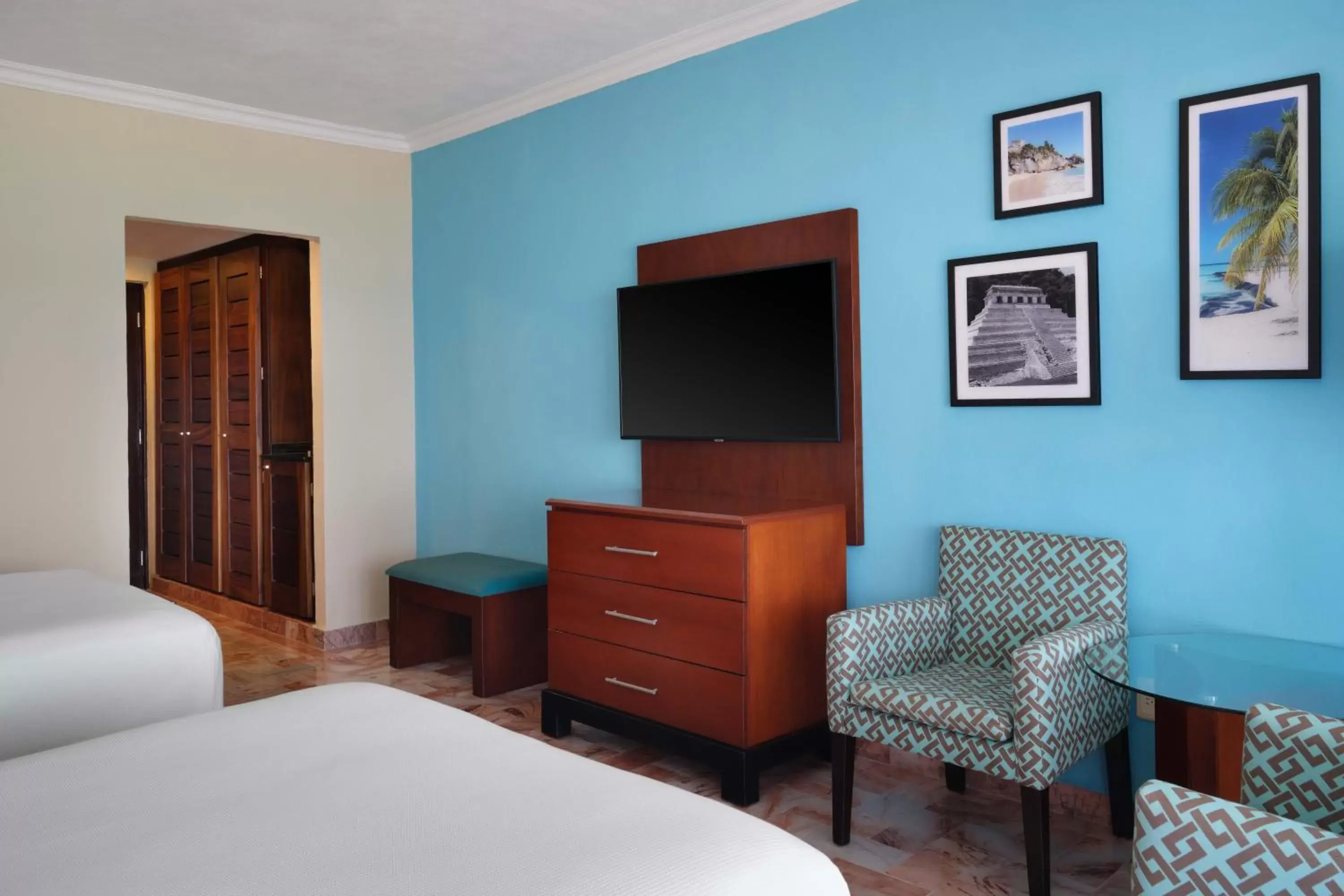 Bed, TV/Entertainment Center in Wyndham Grand Cancun All Inclusive Resort & Villas