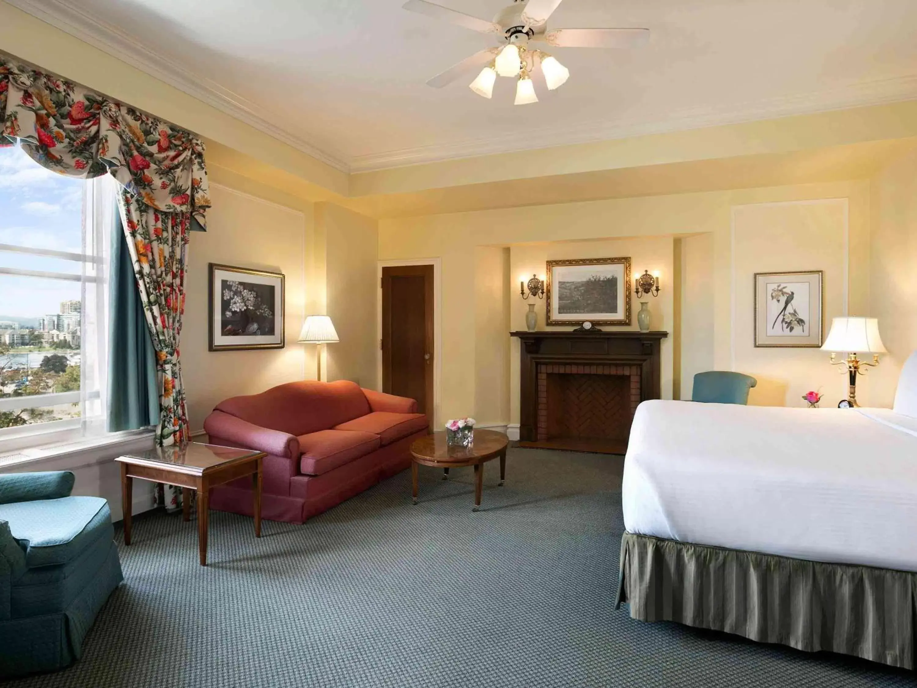 Bedroom in Fairmont Empress Hotel