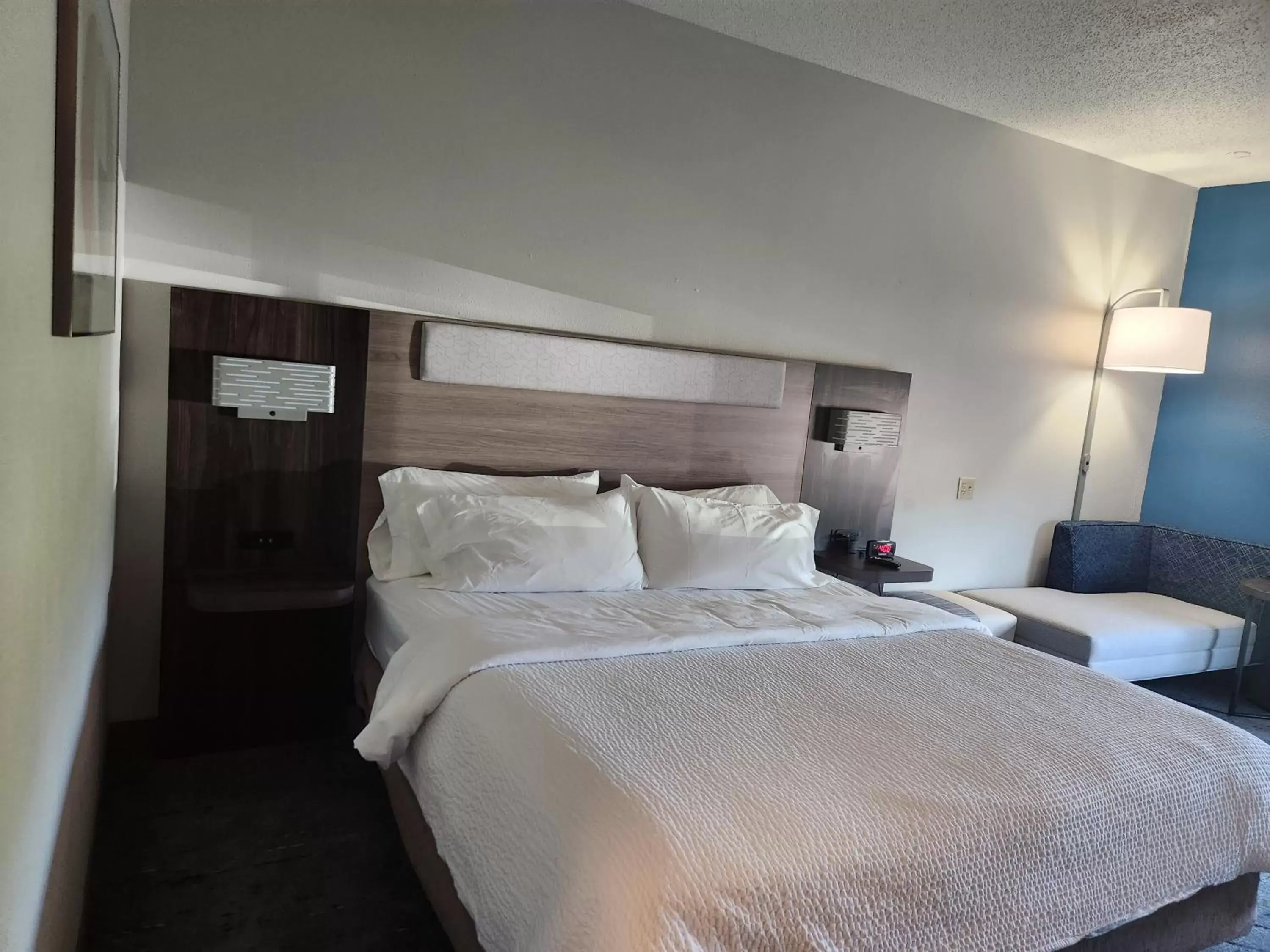 Bed in Holiday Inn Express & Suites Alliance, an IHG Hotel