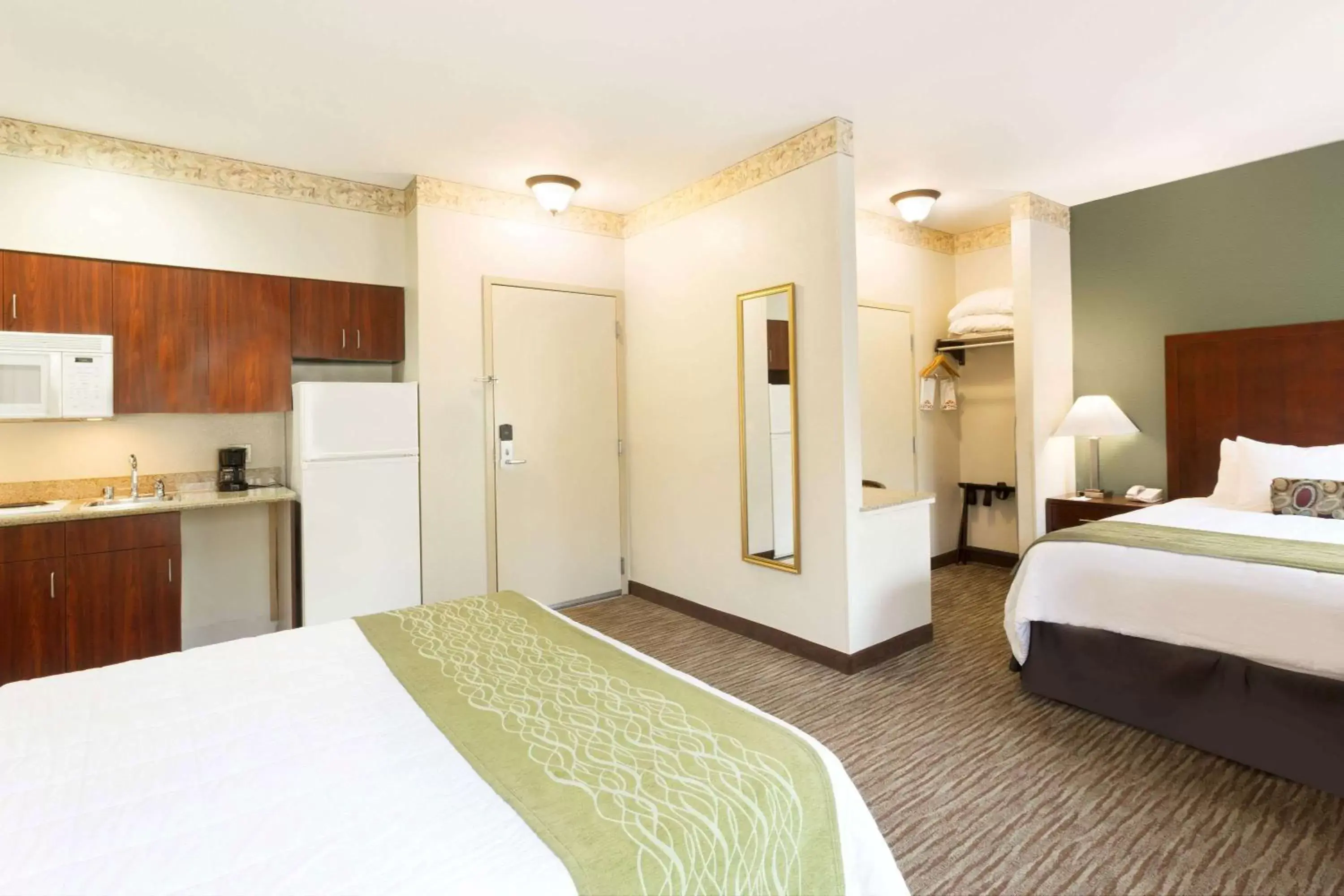 Photo of the whole room, Bed in Hawthorn Suites by Wyndham Rancho Cordova/Folsom
