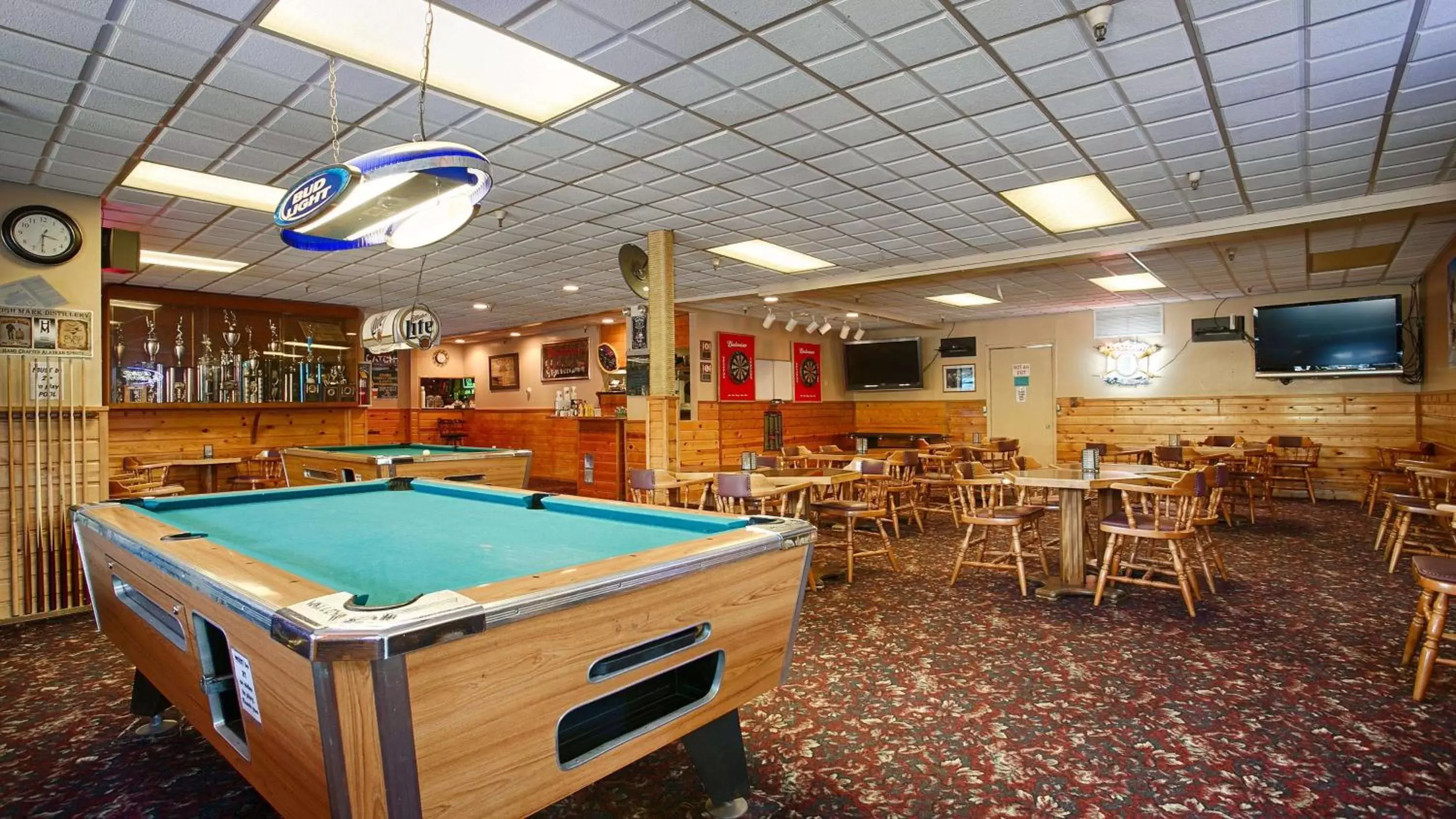 Lounge or bar, Billiards in Best Western Bidarka Inn