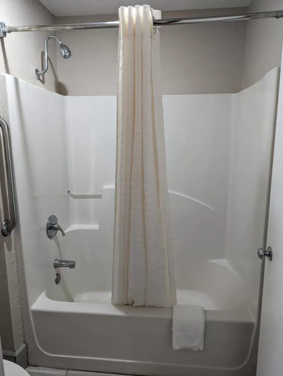 Toilet, Bathroom in Howard Johnson by Wyndham Chattanooga Lookout Mountain