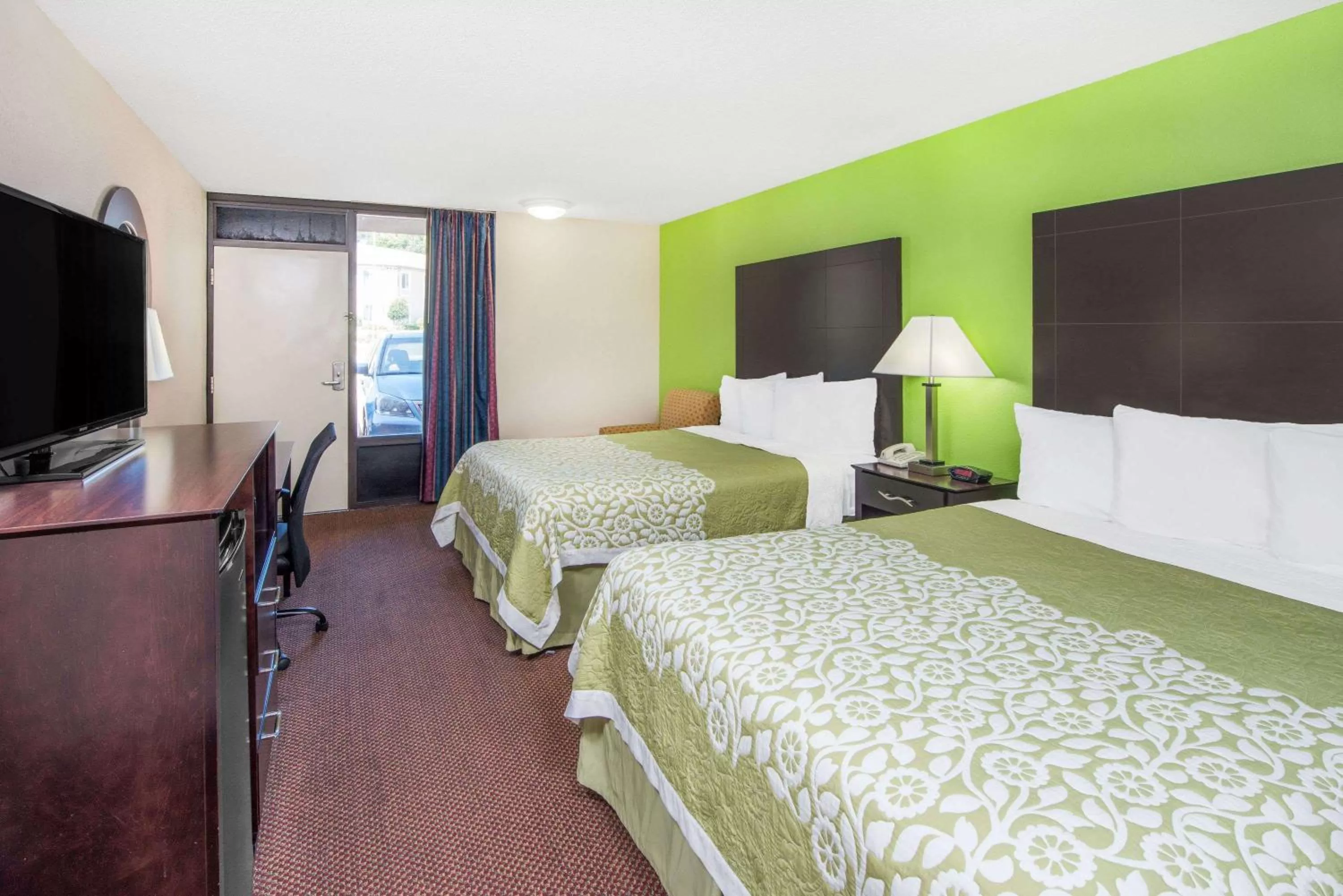 Photo of the whole room, Bed in Days Inn by Wyndham Calvert City - Paducah East