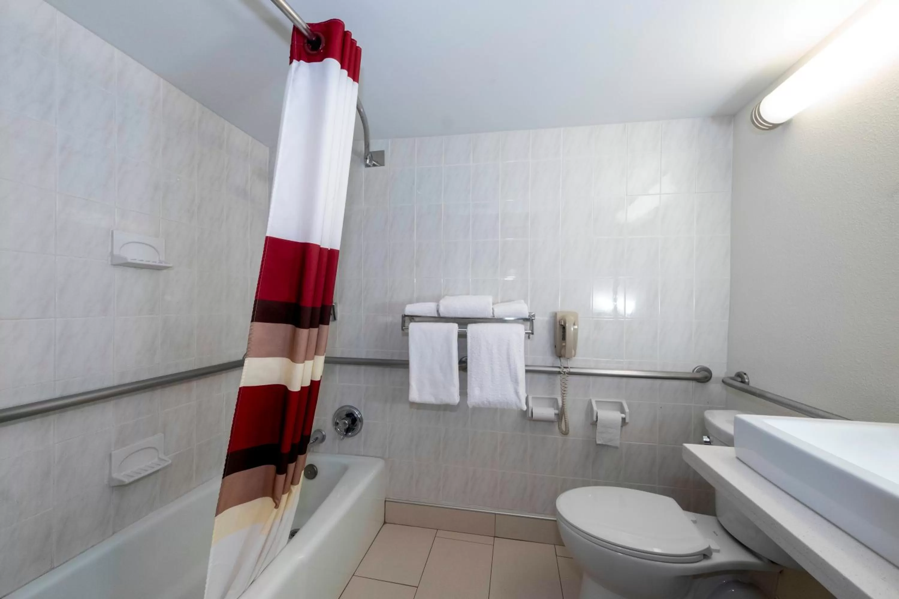 Bathroom in Red Roof PLUS Newark Liberty Airport - Carteret