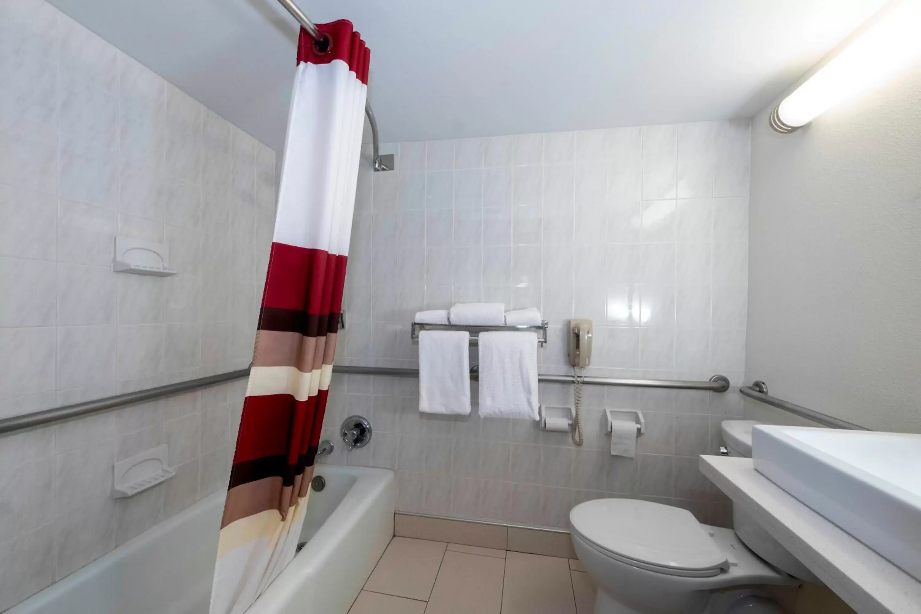 Bathroom in Red Roof Inn PLUS Newark Liberty Airport - Carteret