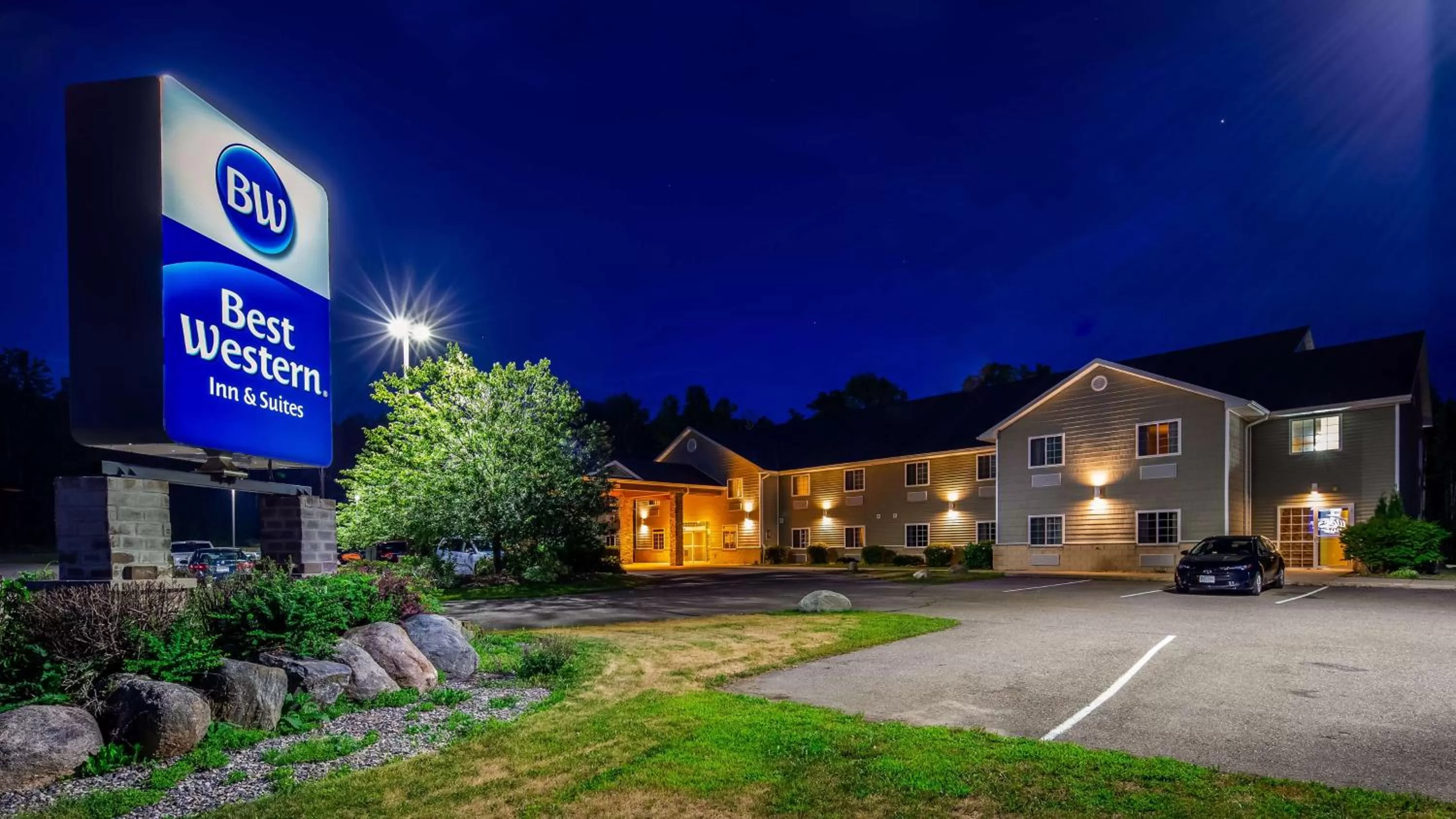 Property building in Crandon Inn & Suites