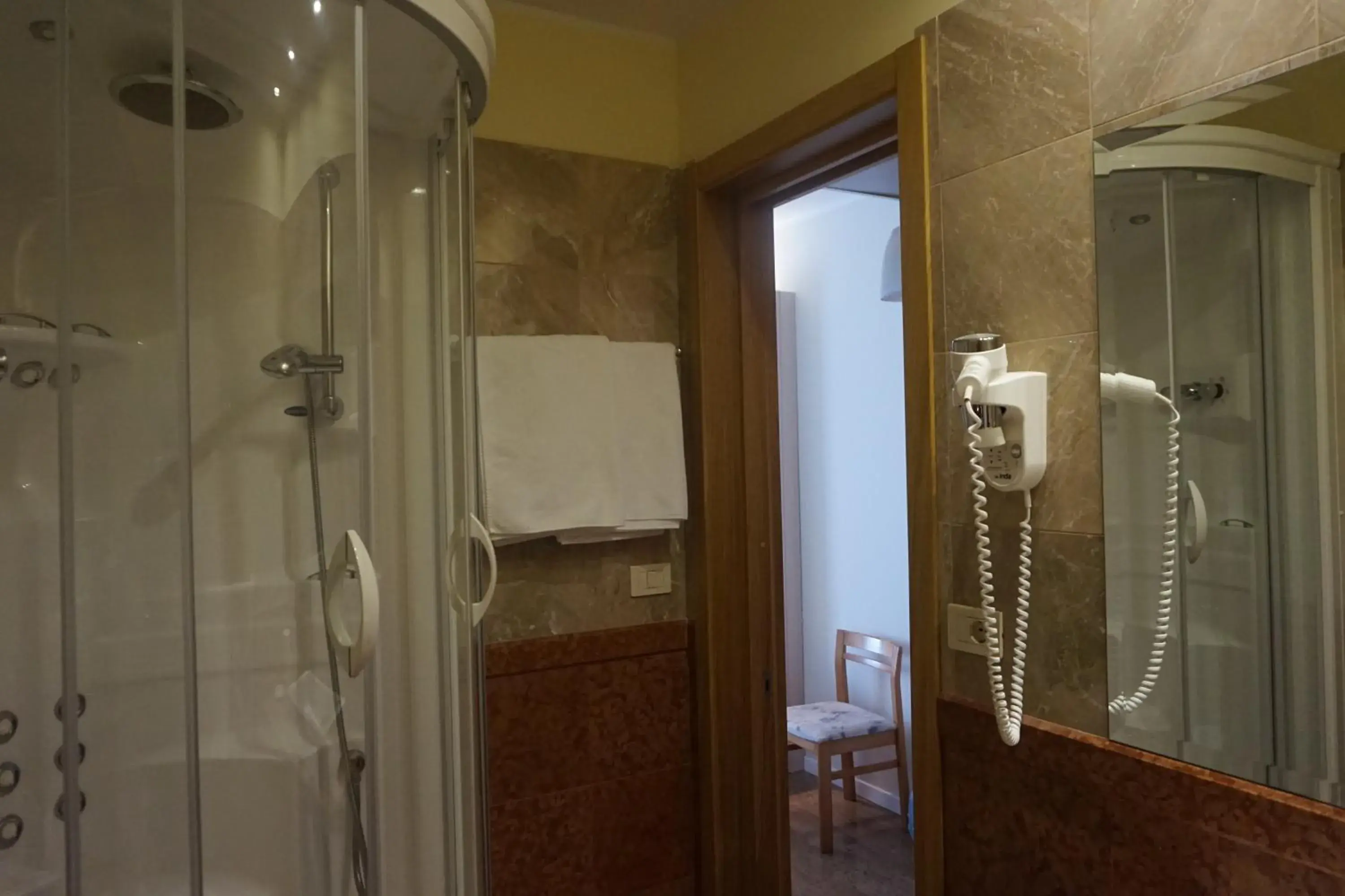 Shower, Bathroom in Hotel Columbus