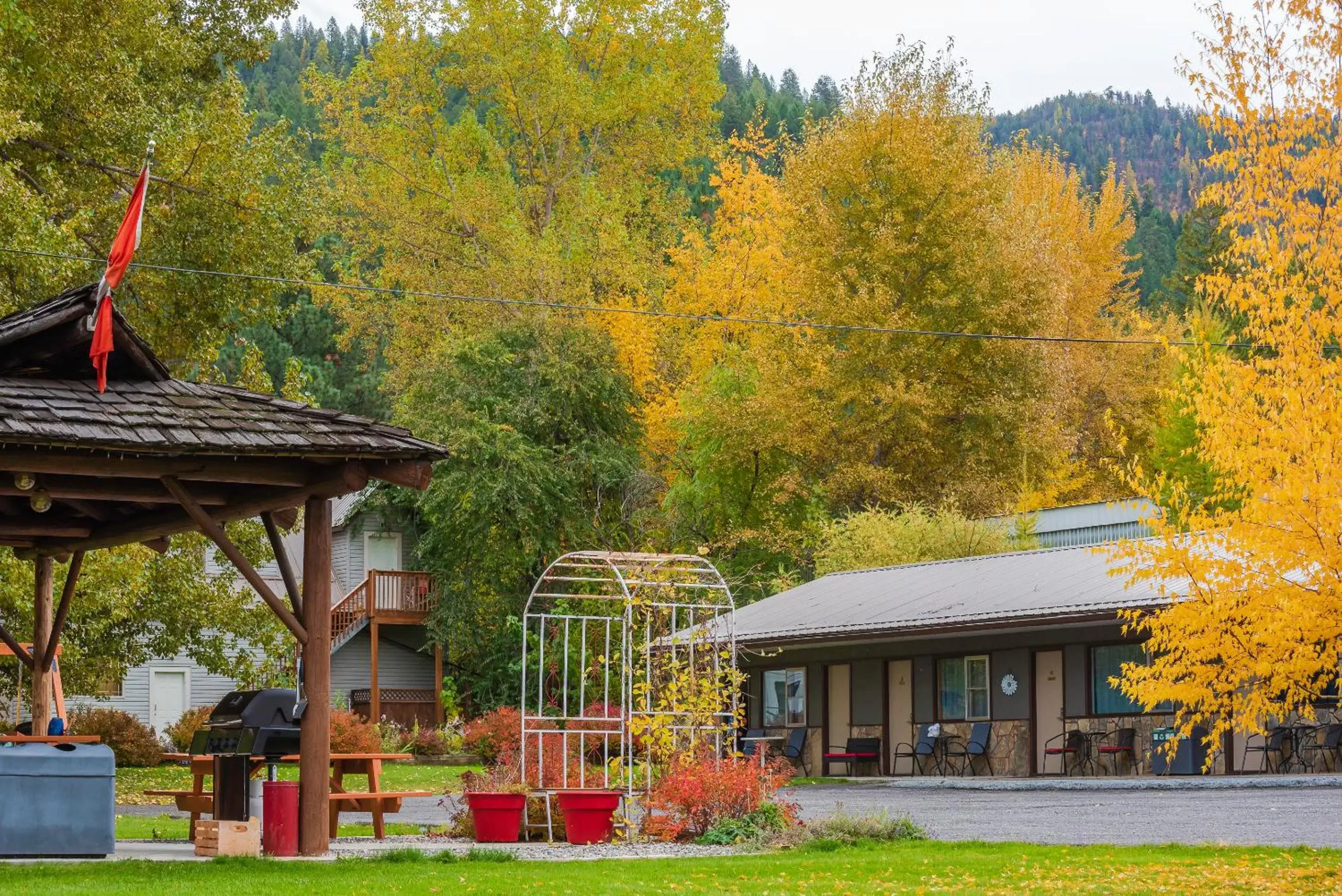 Mountain view, Property Building in Lakeview Motel