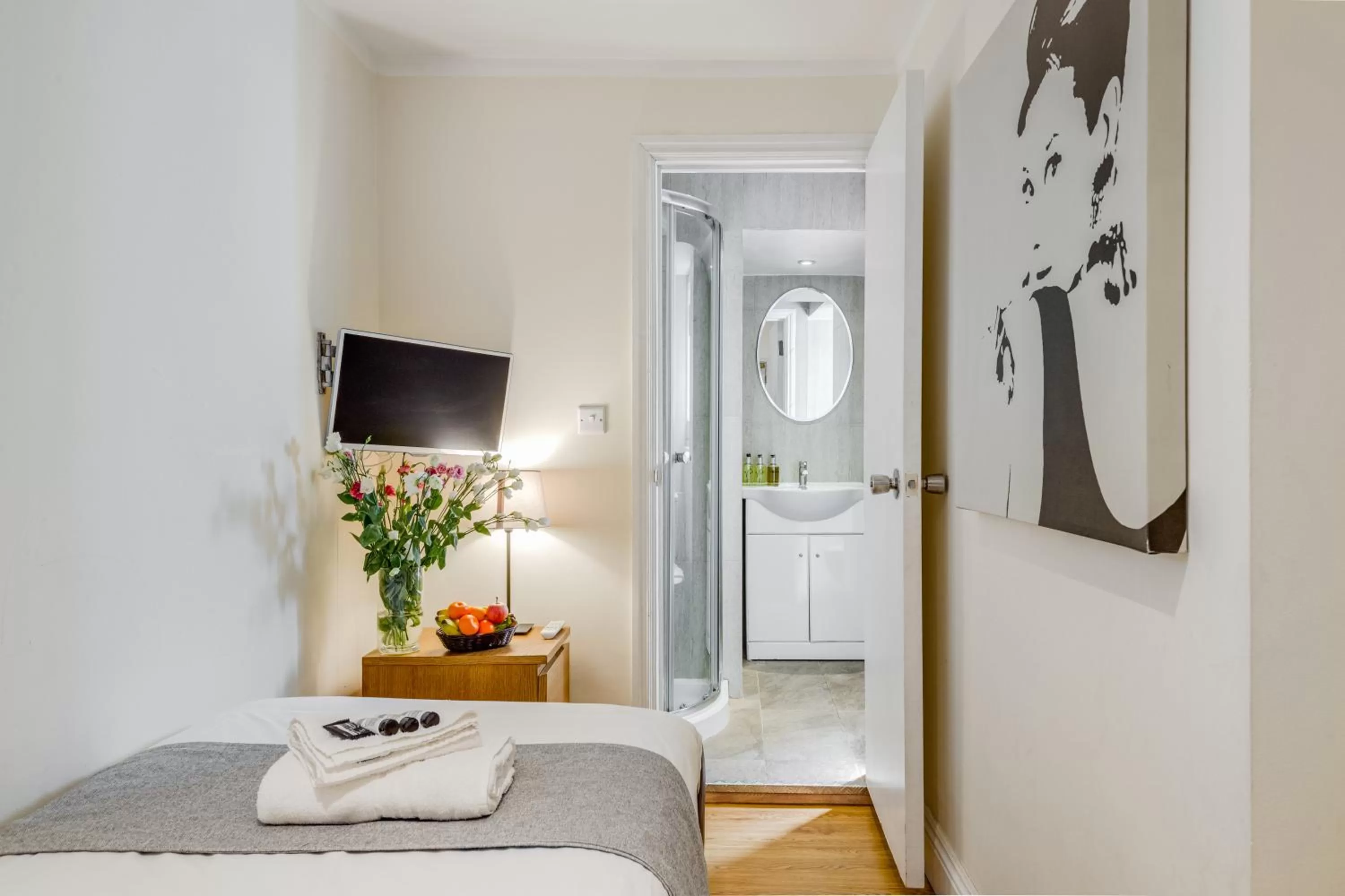 Bed in 1 Lexham Gardens Hotel