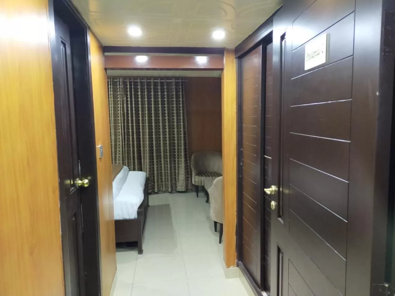 Bathroom, Bed in Shagufta Hotel Murree