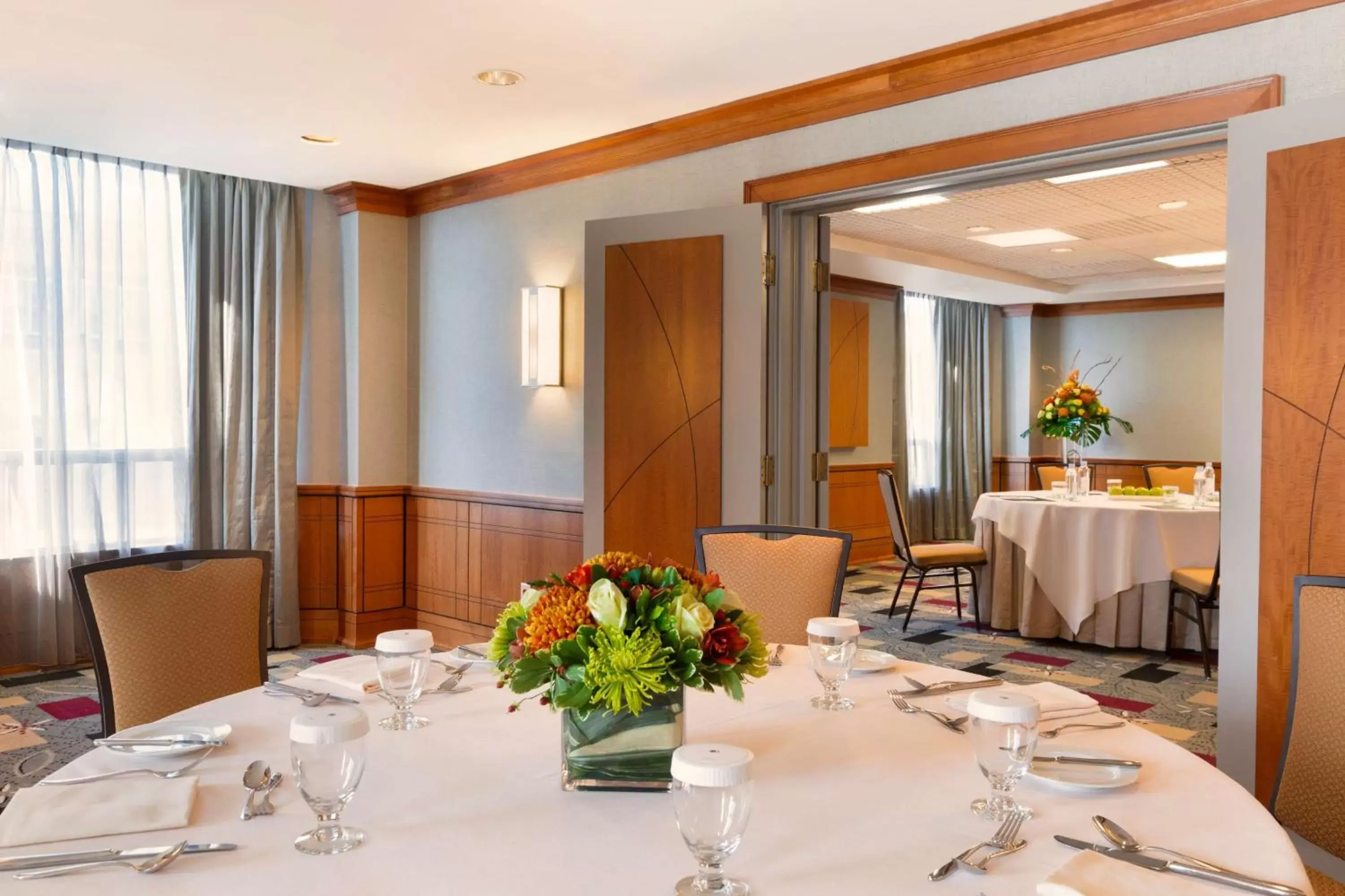 Meeting/conference room, Restaurant/Places to Eat in DoubleTree by Hilton Toronto Downtown
