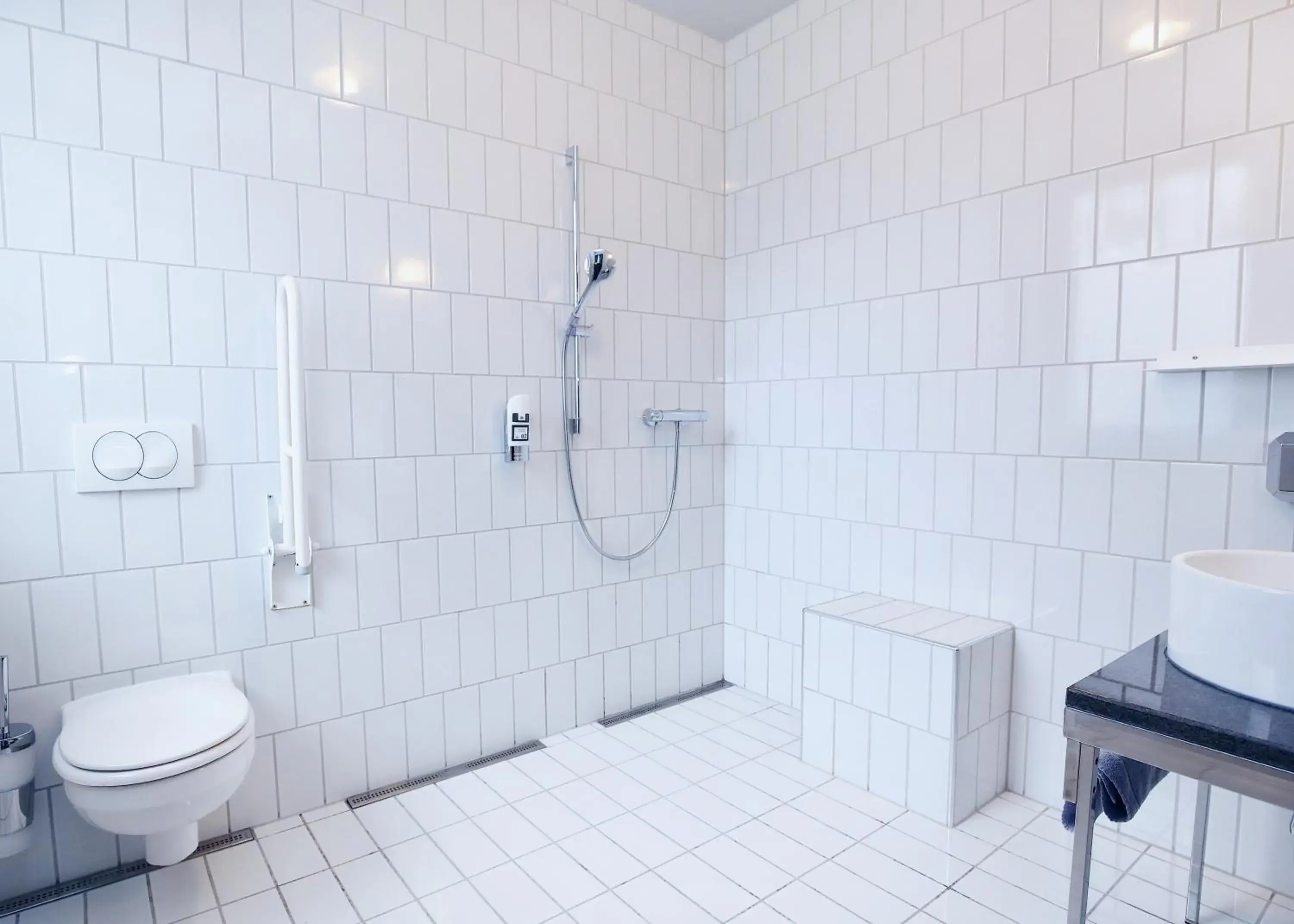 acessibility, Bathroom in Das Schreder Hotel