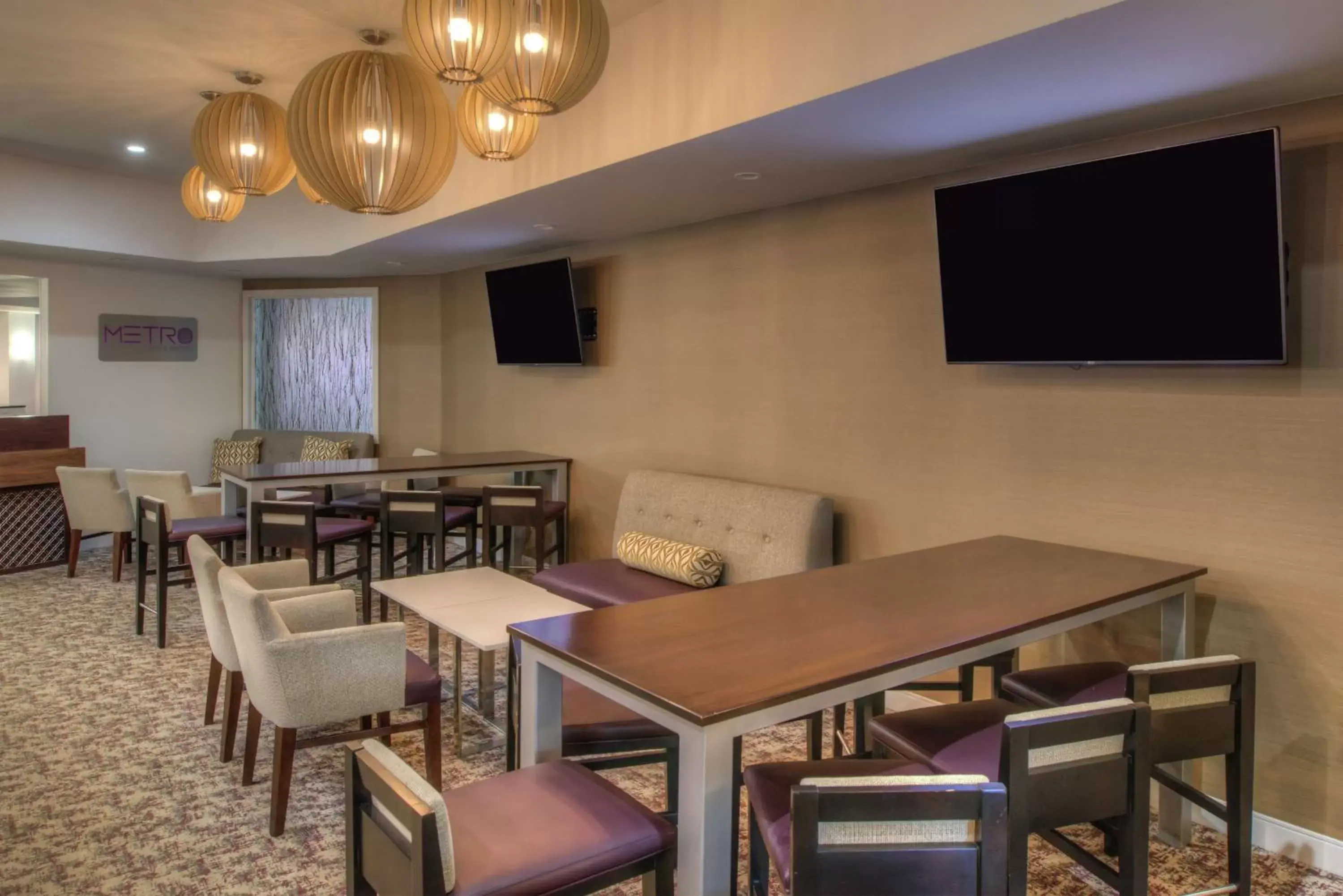 Lounge or bar, Restaurant/Places to Eat in DoubleTree by Hilton Atlanta North Druid Hills/Emory Area