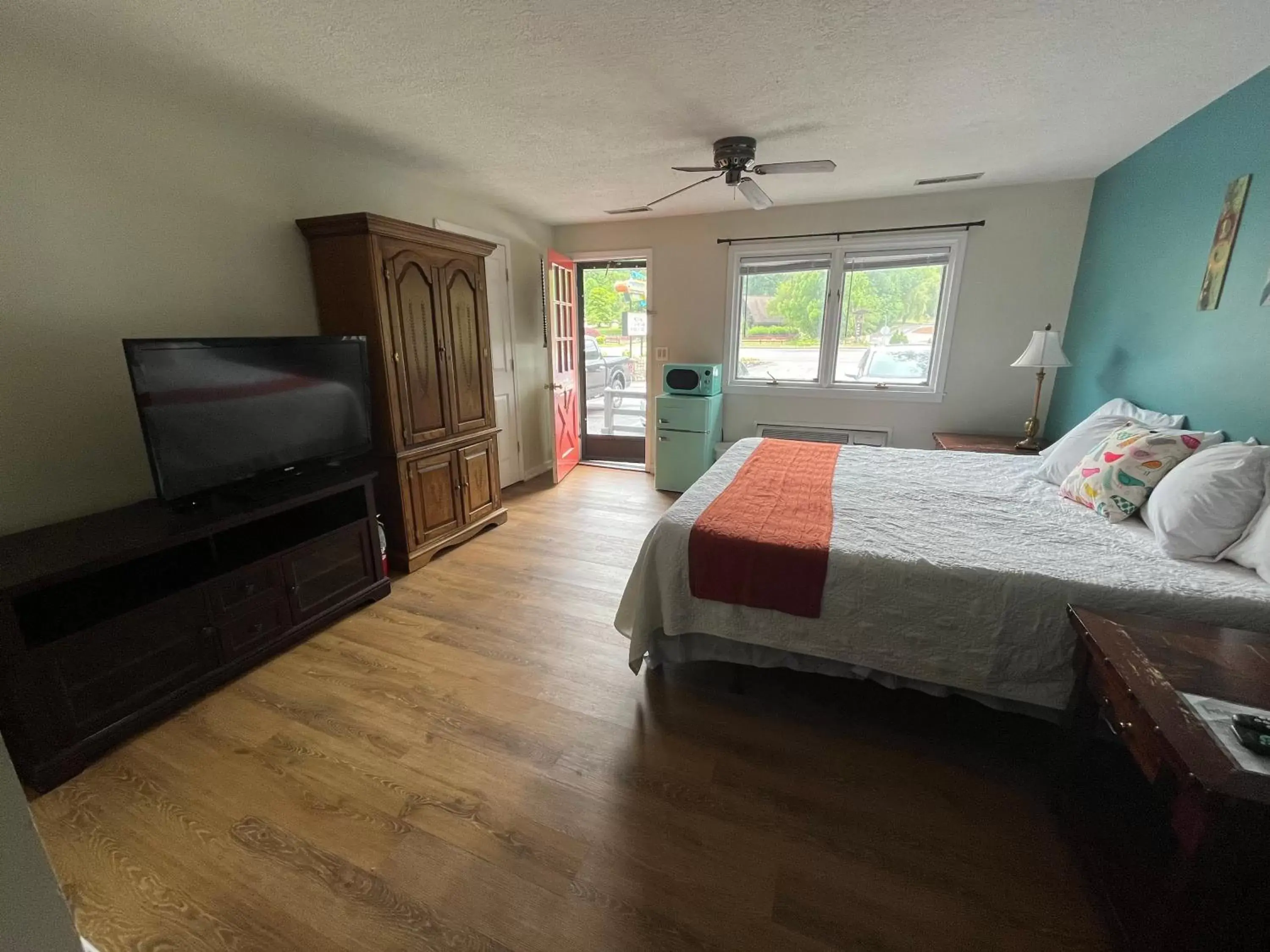 TV/Entertainment Center in Meadowlark Motel with Restaurant & Bar