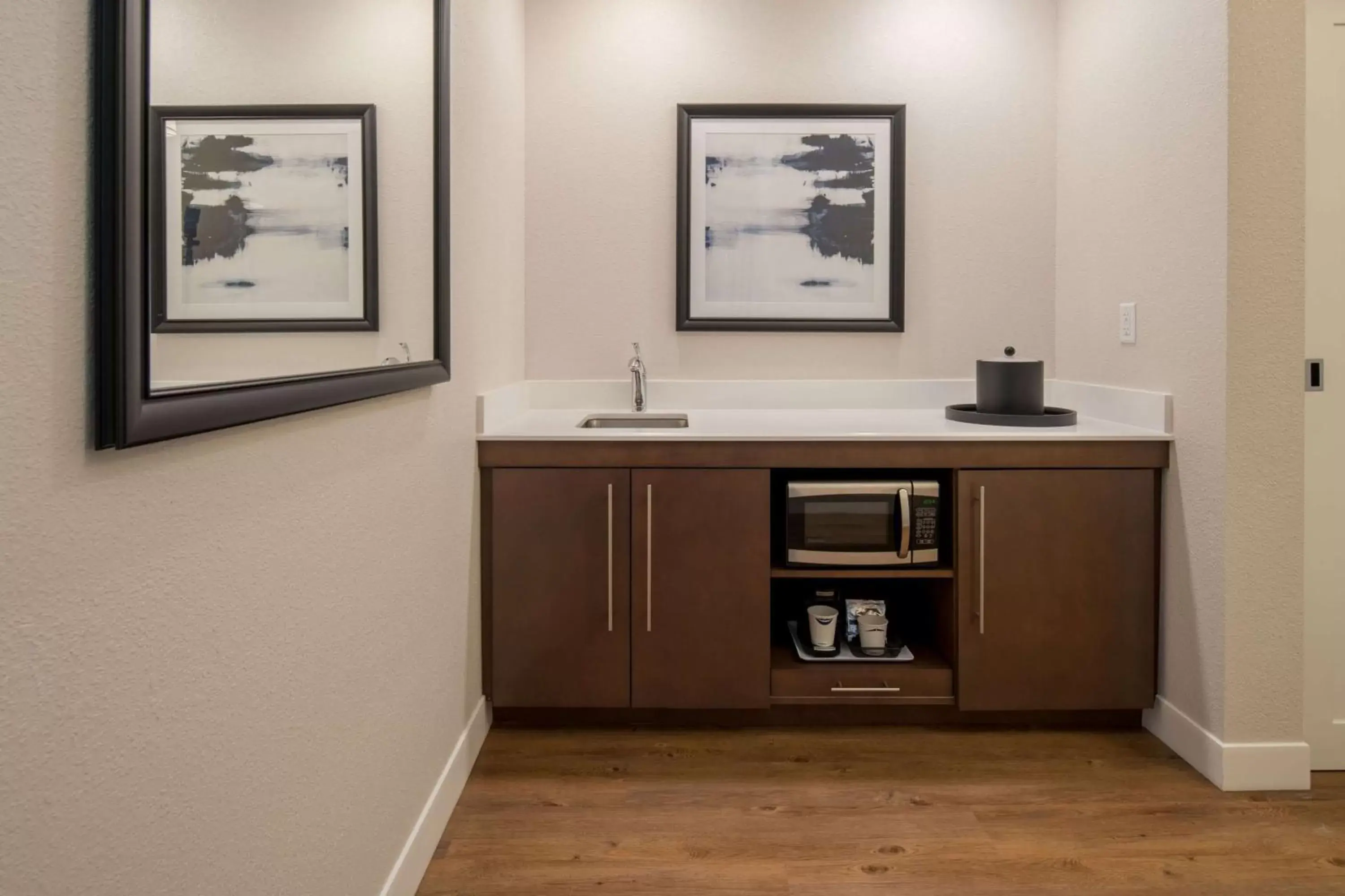 Photo of the whole room, Kitchen/Kitchenette in Hampton Inn And Suites By Hilton Portland-Pearl District