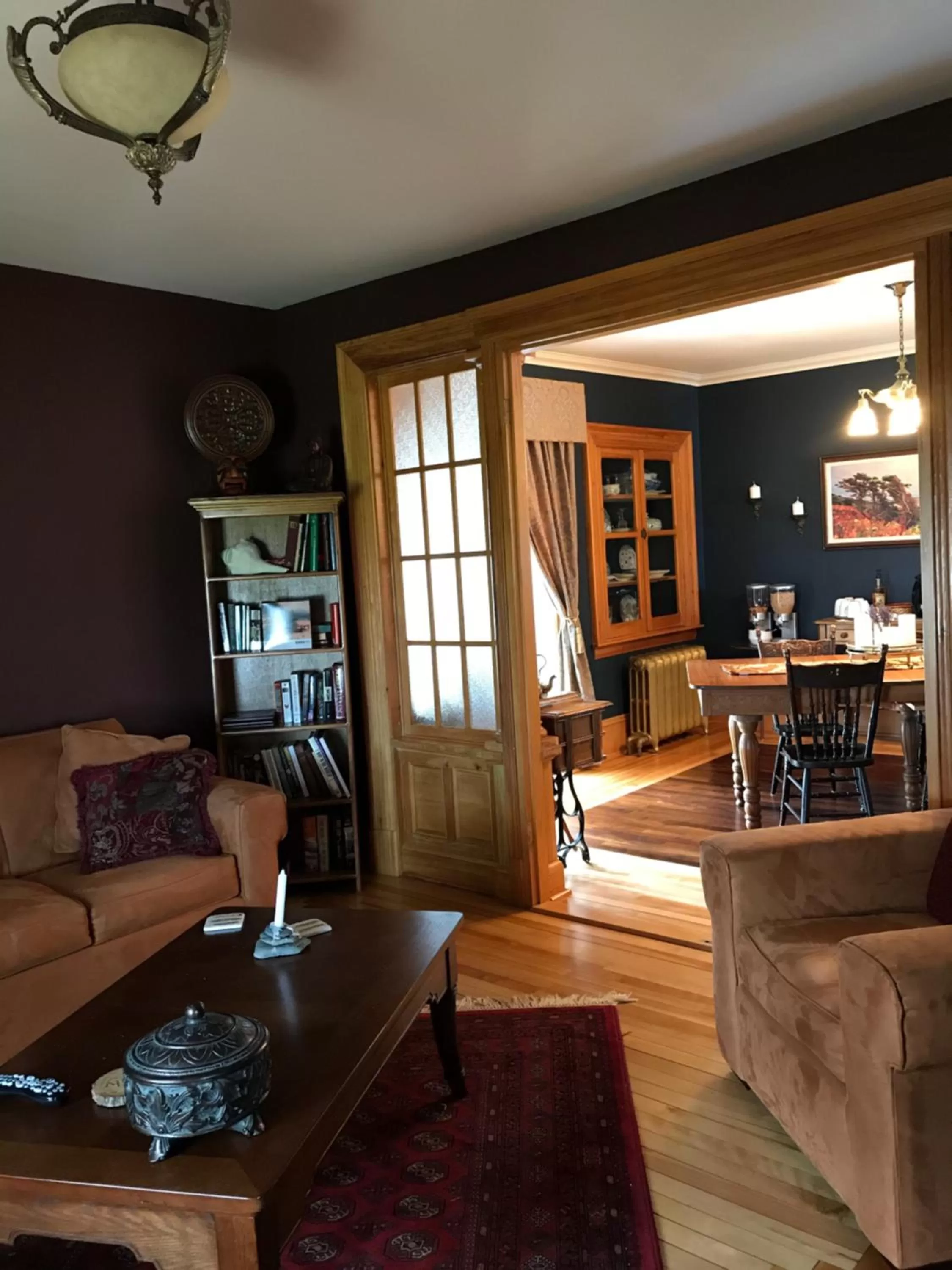 Communal lounge/ TV room in Toba's Bed & Breakfast