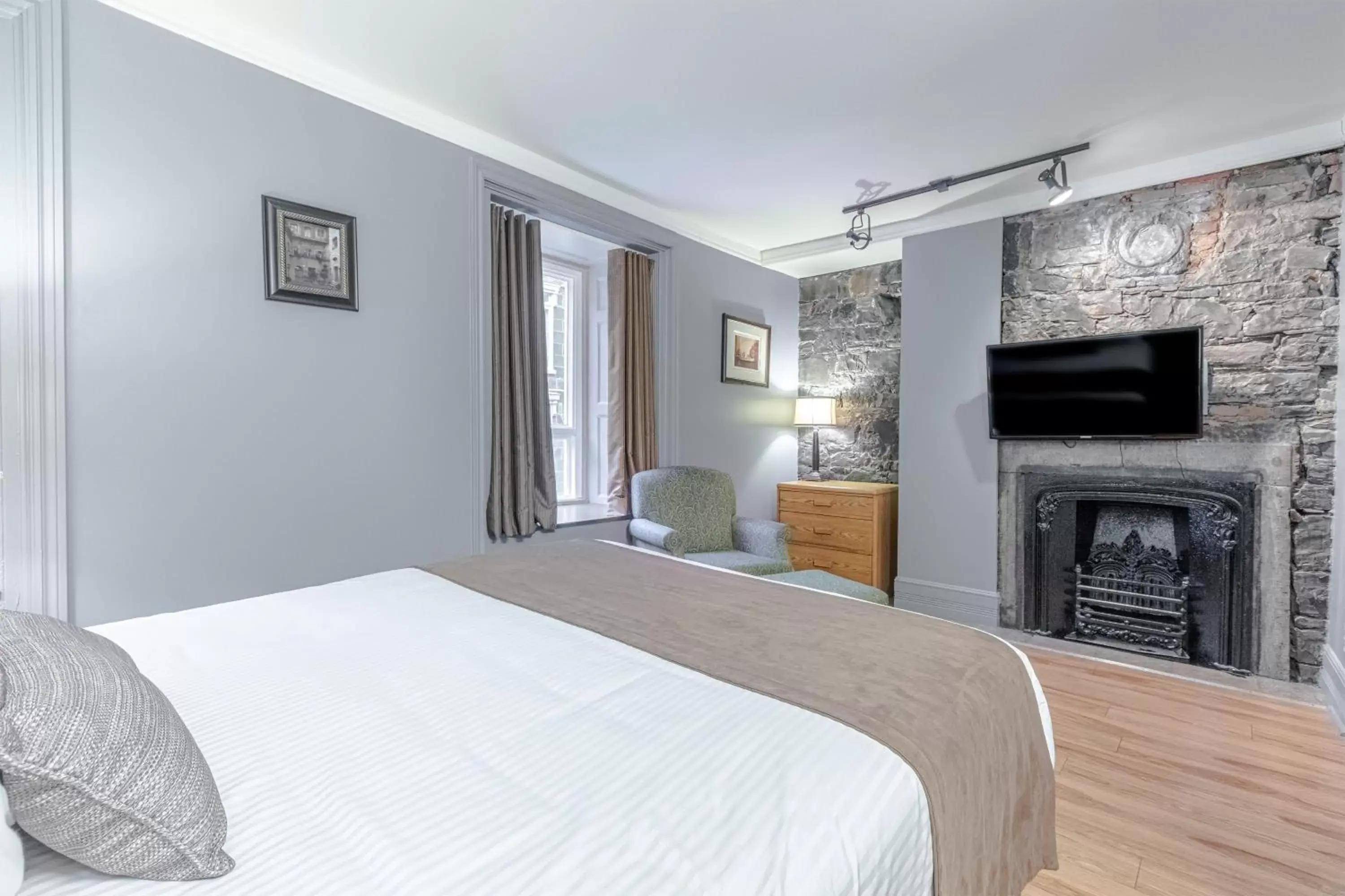 Photo of the whole room, Bed in Hotel Jardin du Gouverneur Photo of the whole room, Bed in Hotel Jardin du Gouverneur