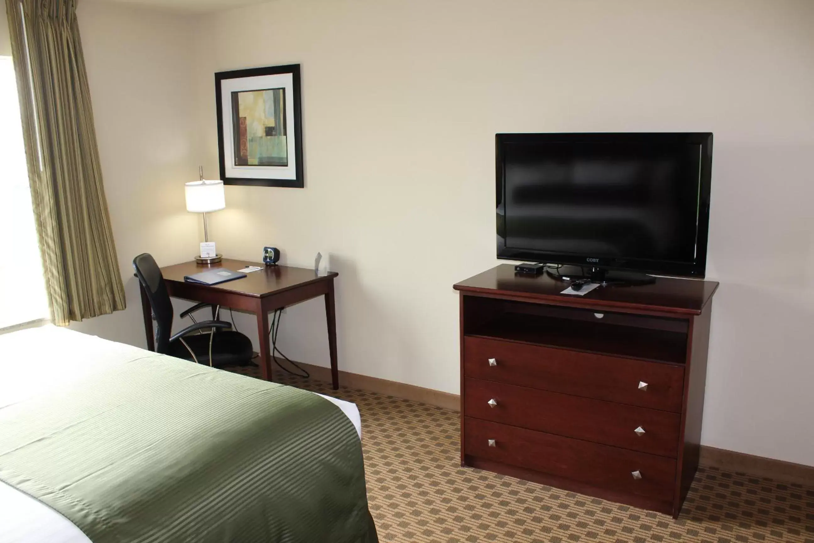 TV and multimedia, Bed in Cobblestone Inn & Suites - Rugby TV and multimedia, Bed in Cobblestone Inn & Suites - Rugby
