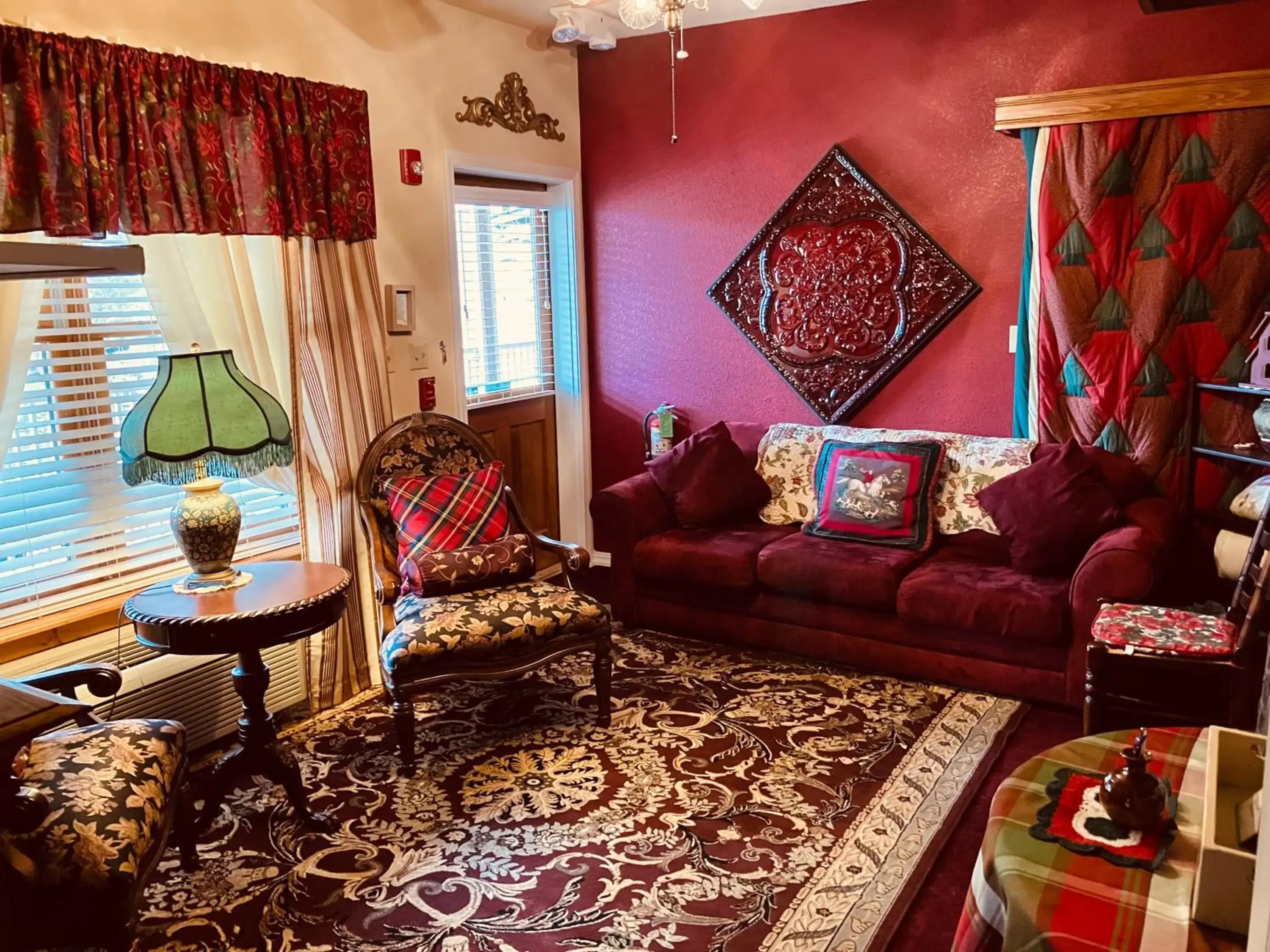 Living room, Seating Area in All Seasons Inn