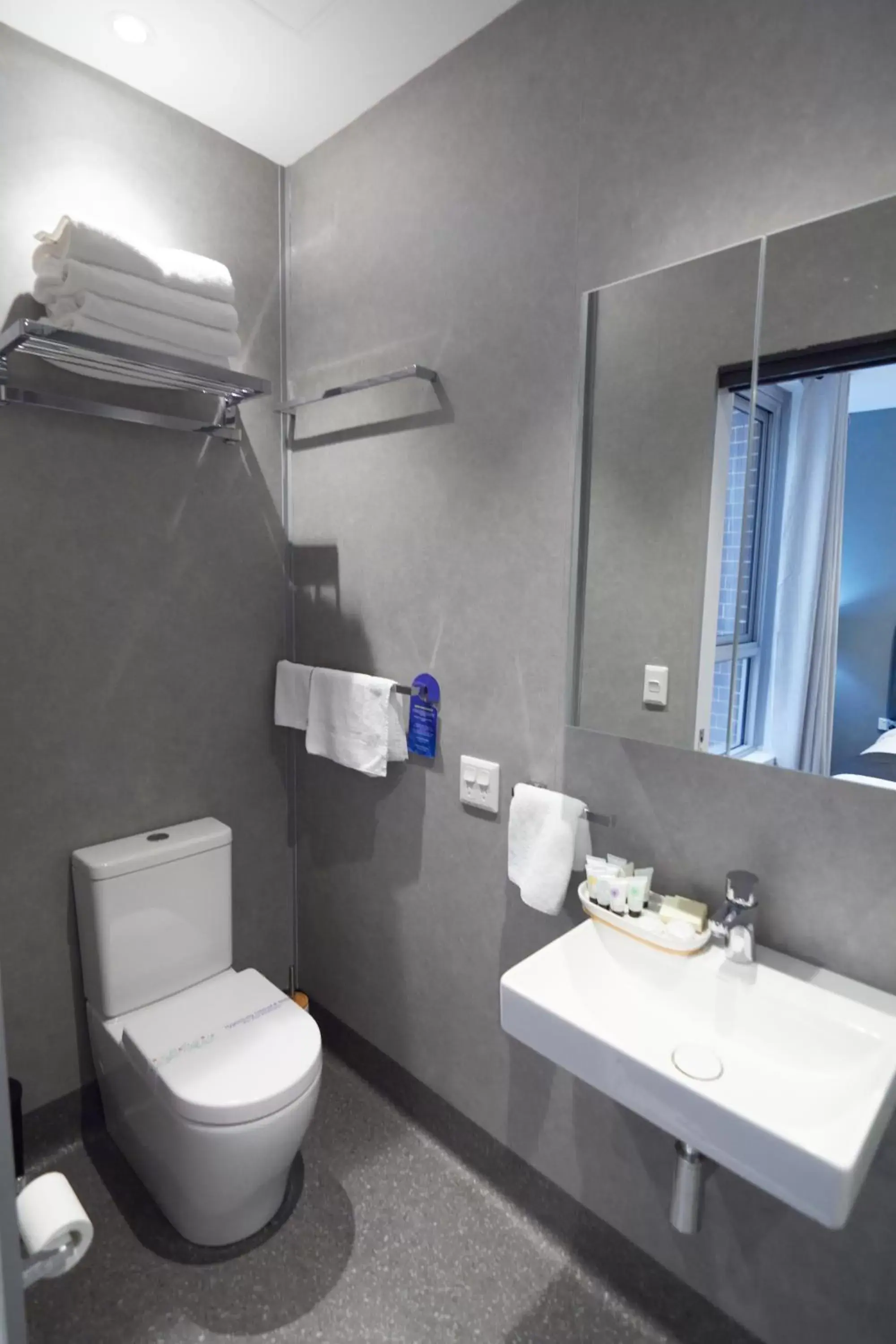Bathroom in Mariners Court Hotel Sydney