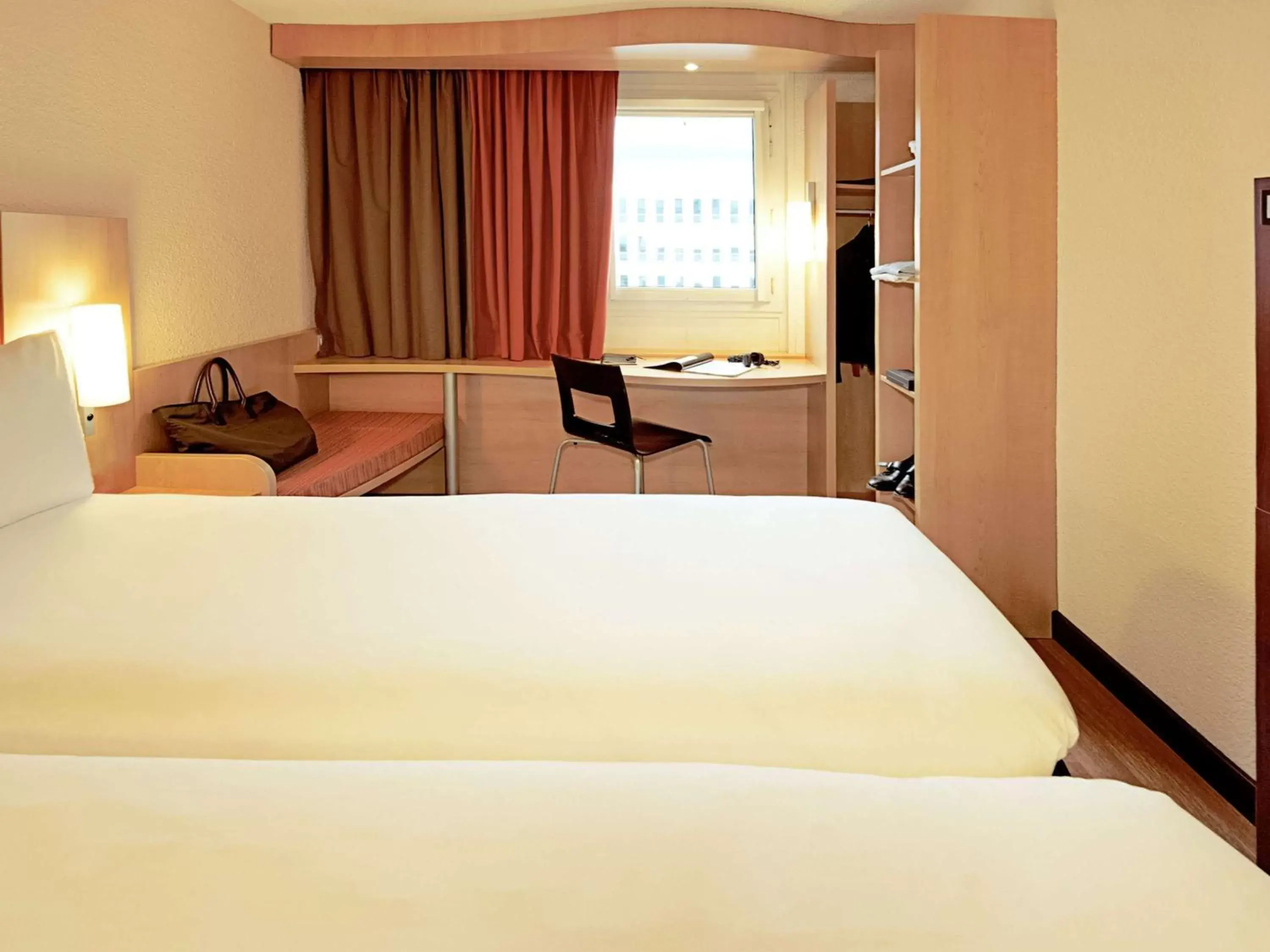 Bedroom, Bed in Hotel ibis Lisboa Jose Malhoa