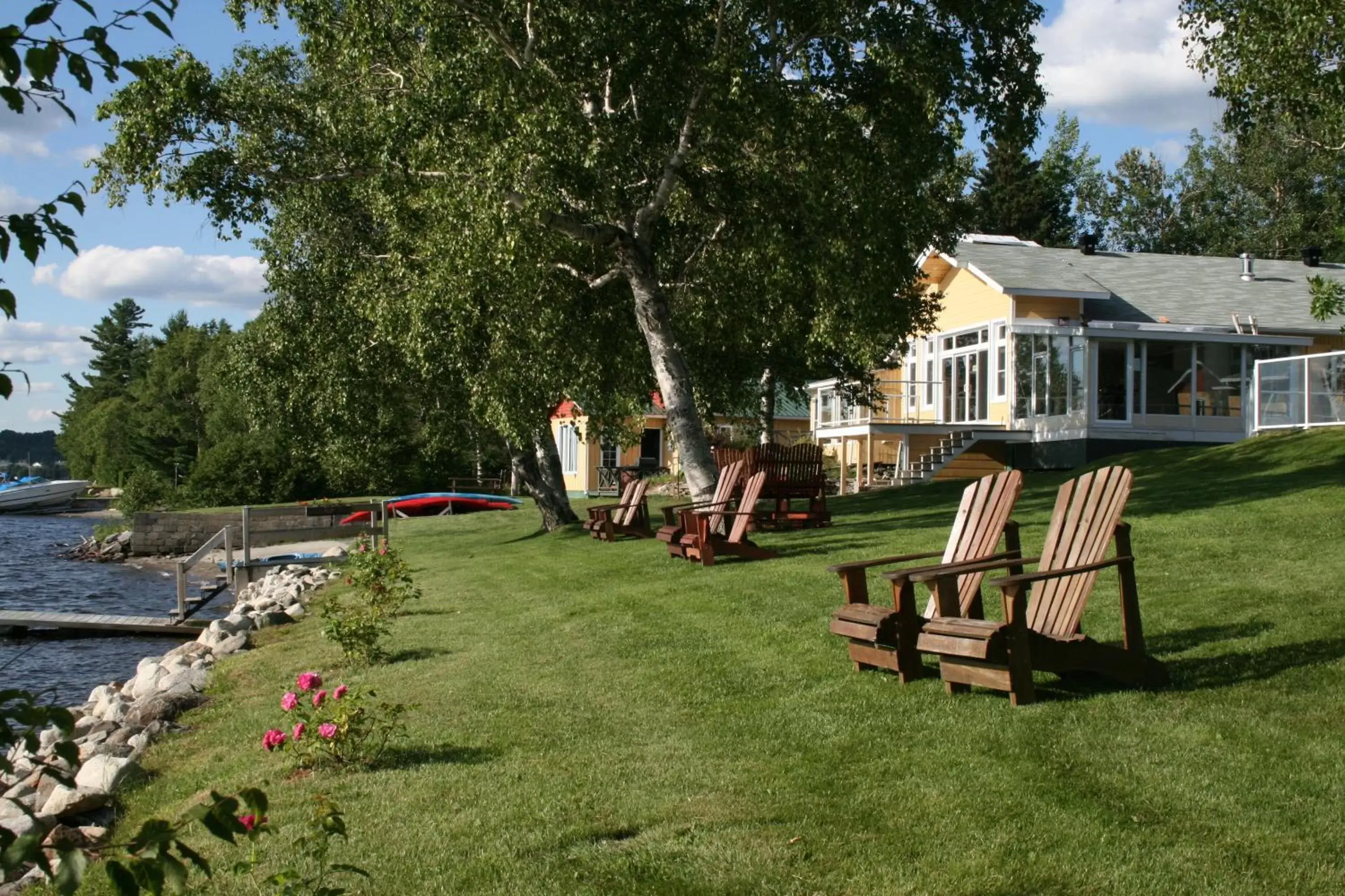 Facade/entrance, Garden in Auberge et Chalets sur le Lac