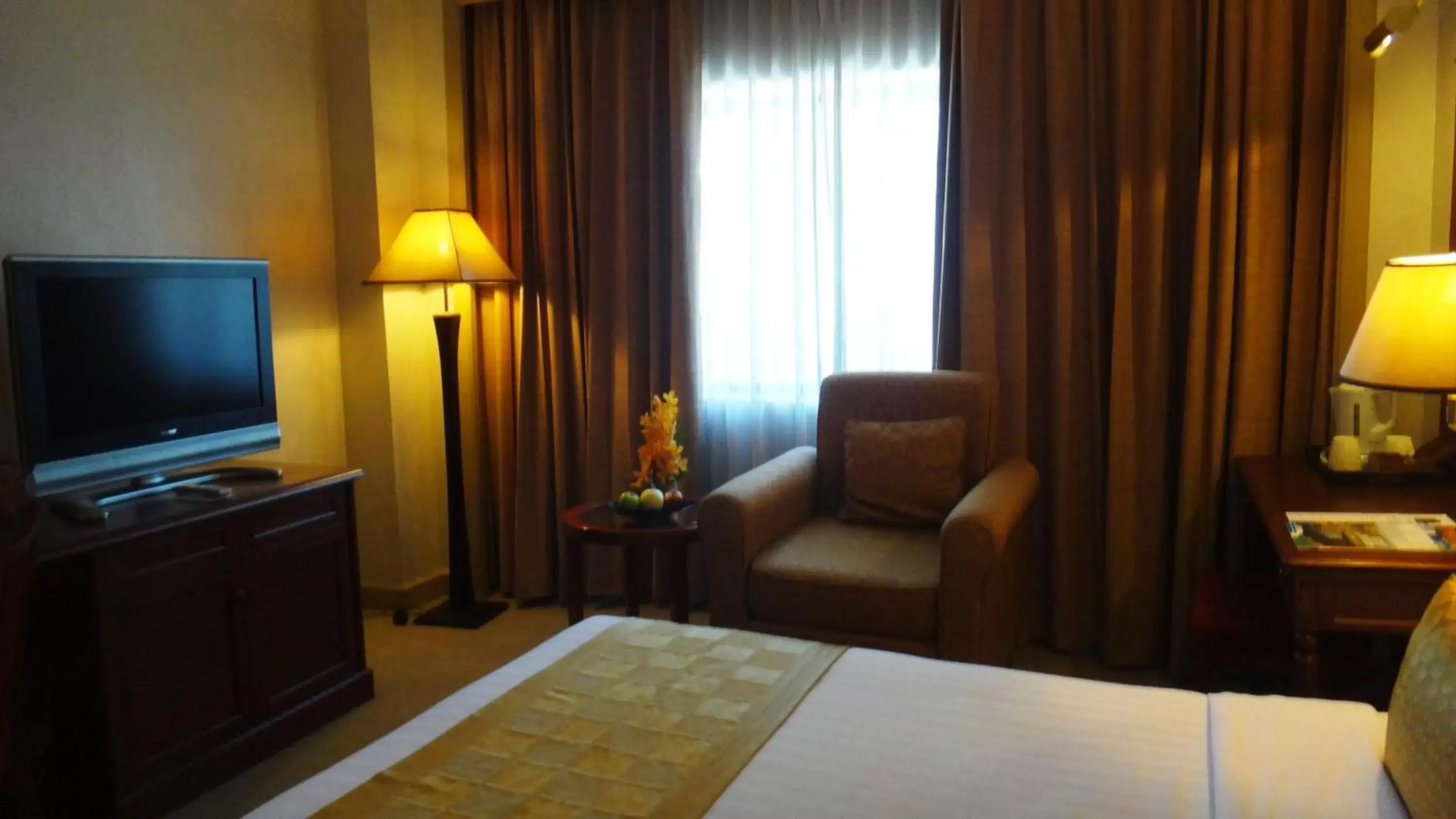 Bed, TV/Entertainment Center in Arnoma Hotel Bangkok - SHA Plus