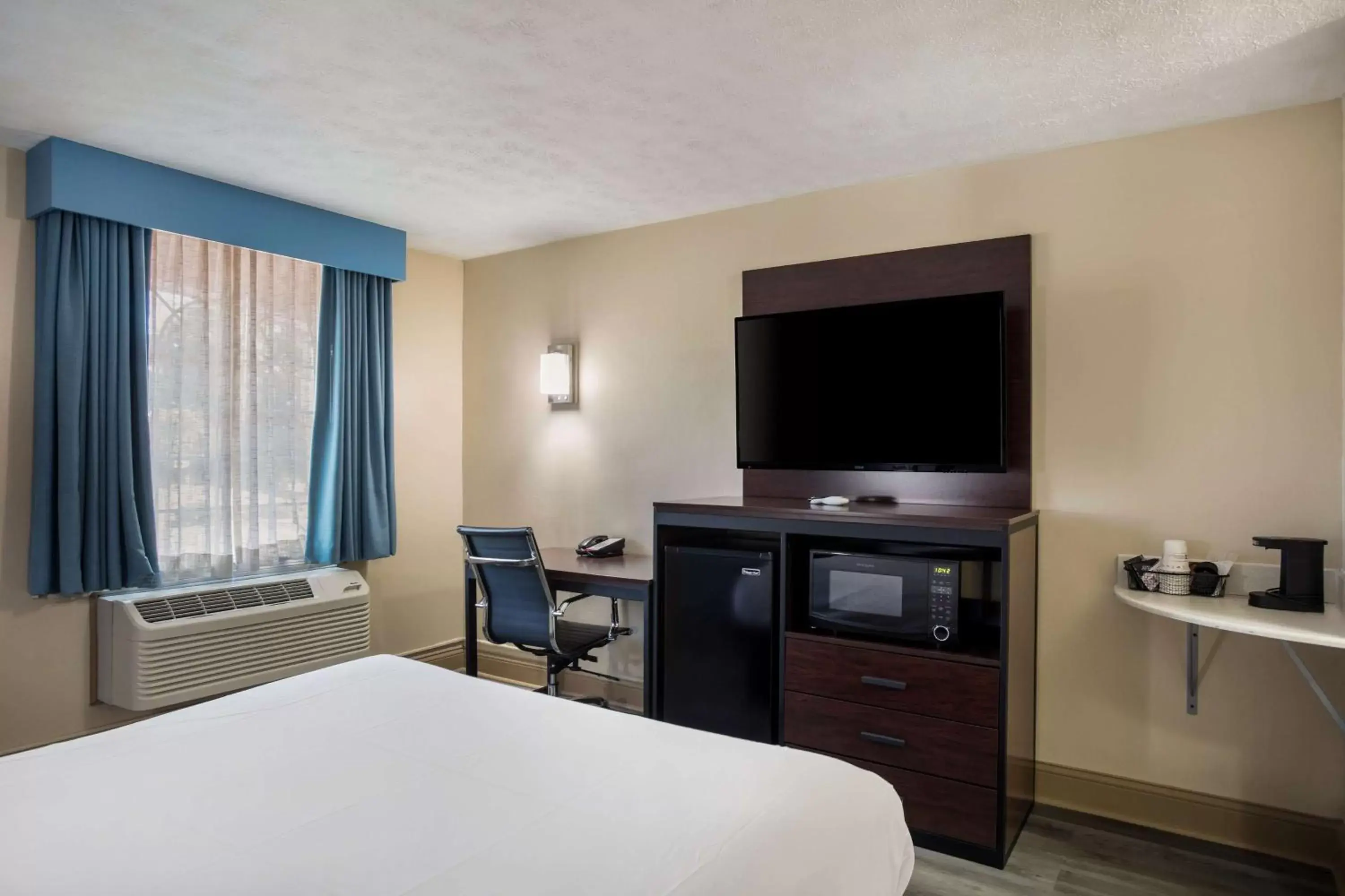 Bed, TV/Entertainment Center in SureStay Hotel by Best Western Bardstown General Nelson