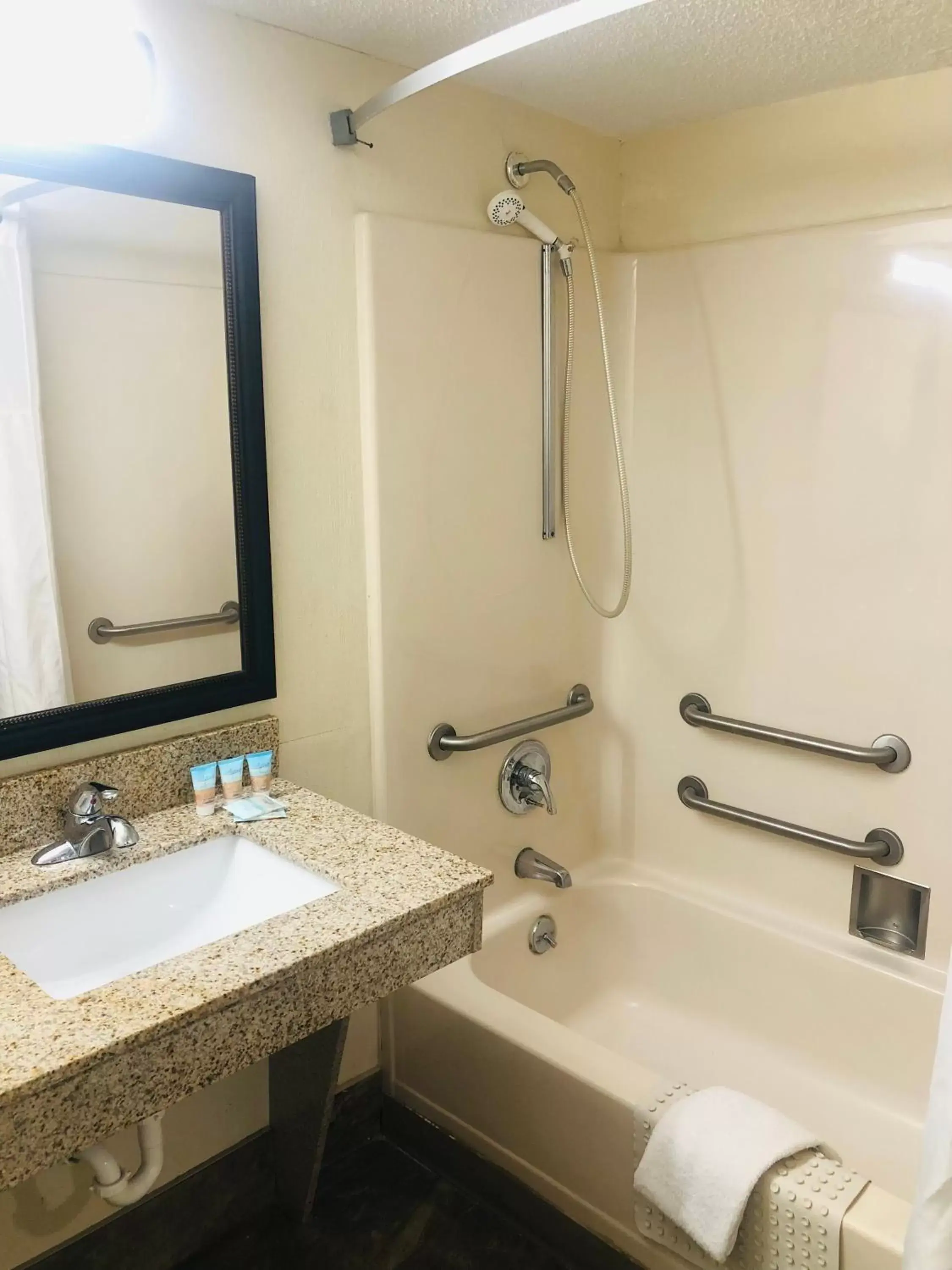 Bathroom in Quail Inn and Suites - Myrtle Beach