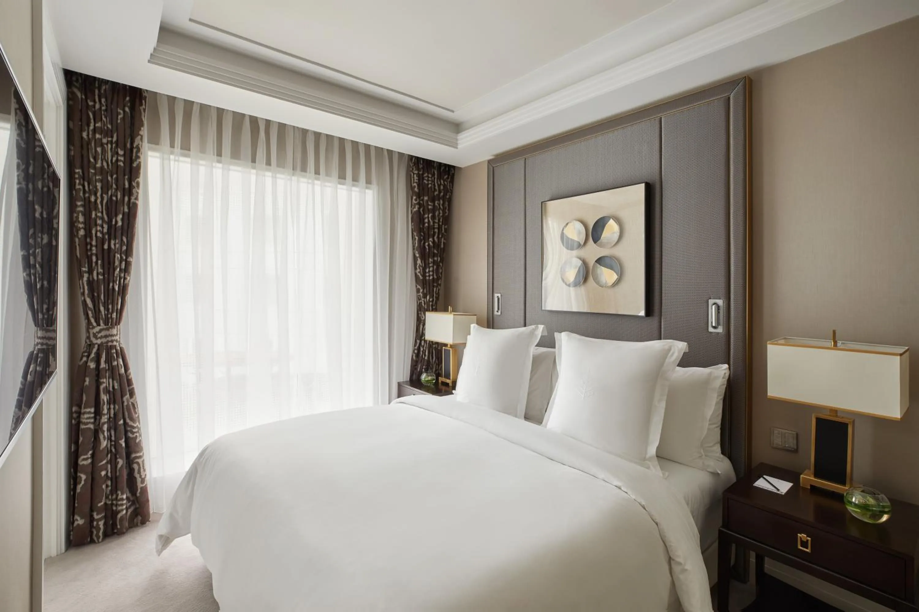 Bedroom, Bed in Four Seasons Hotel London at Tower Bridge