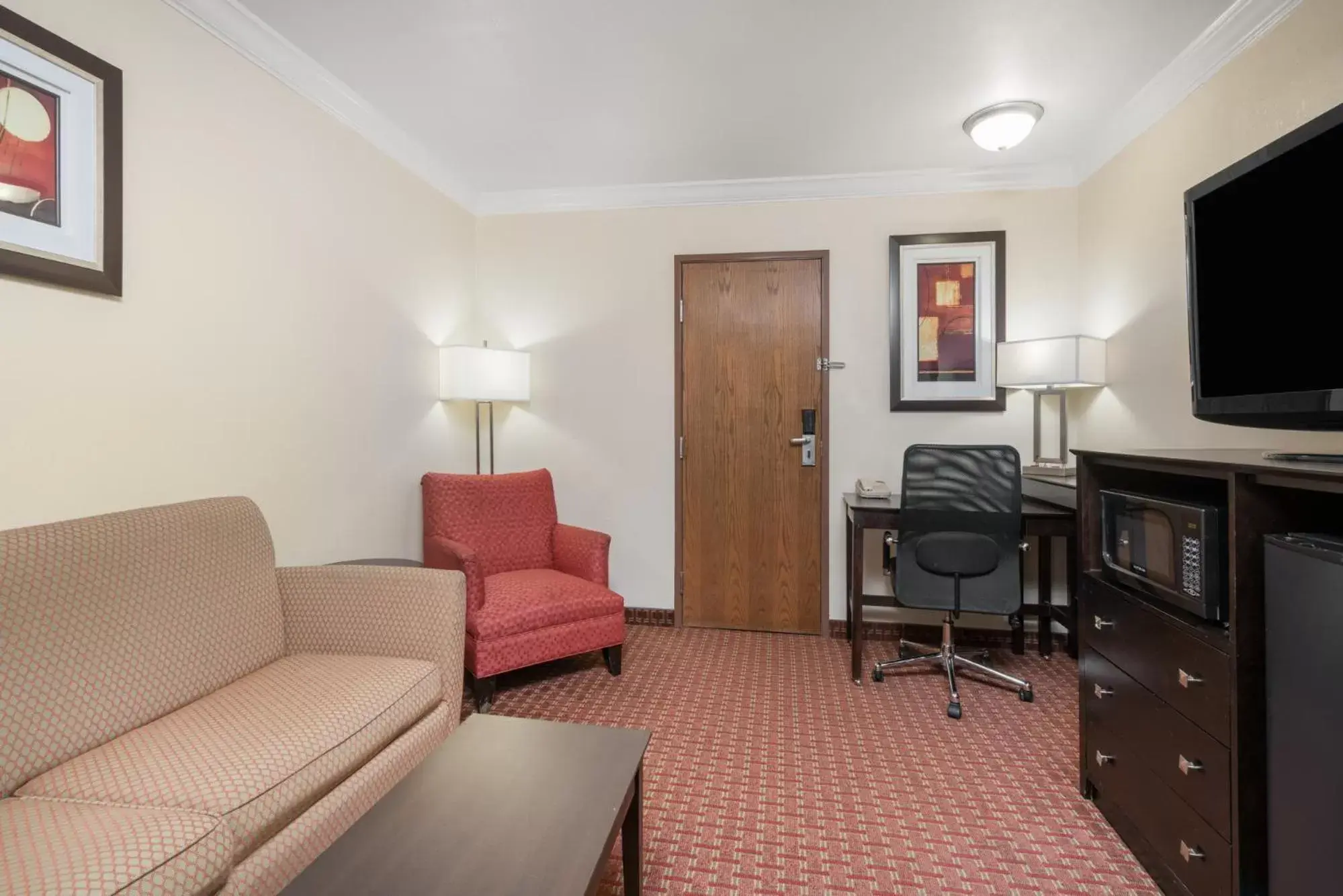 Photo of the whole room, Seating Area in AmericInn by Wyndham Johnston Des Moines