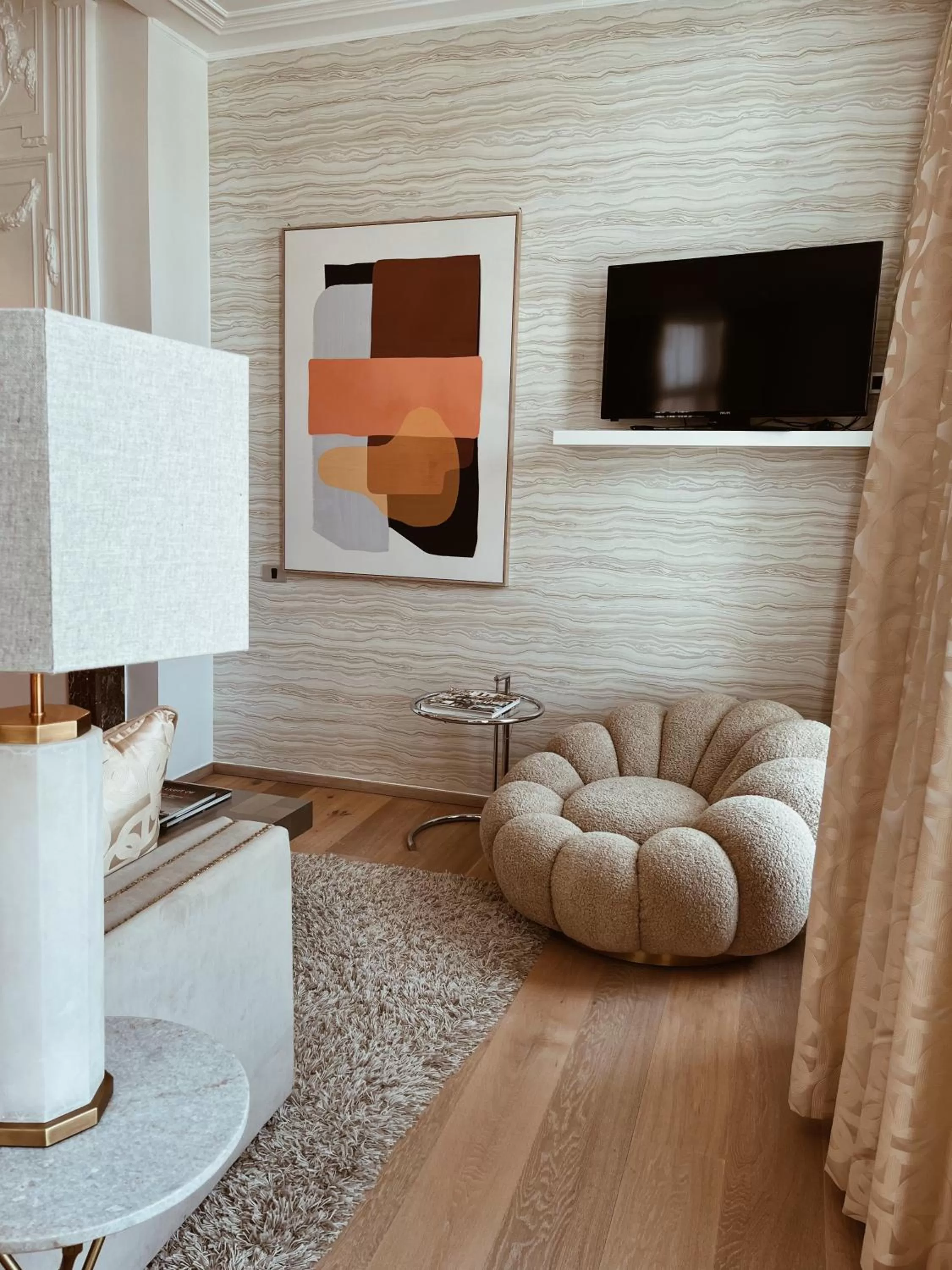 TV and multimedia in Hotel Van Cleef