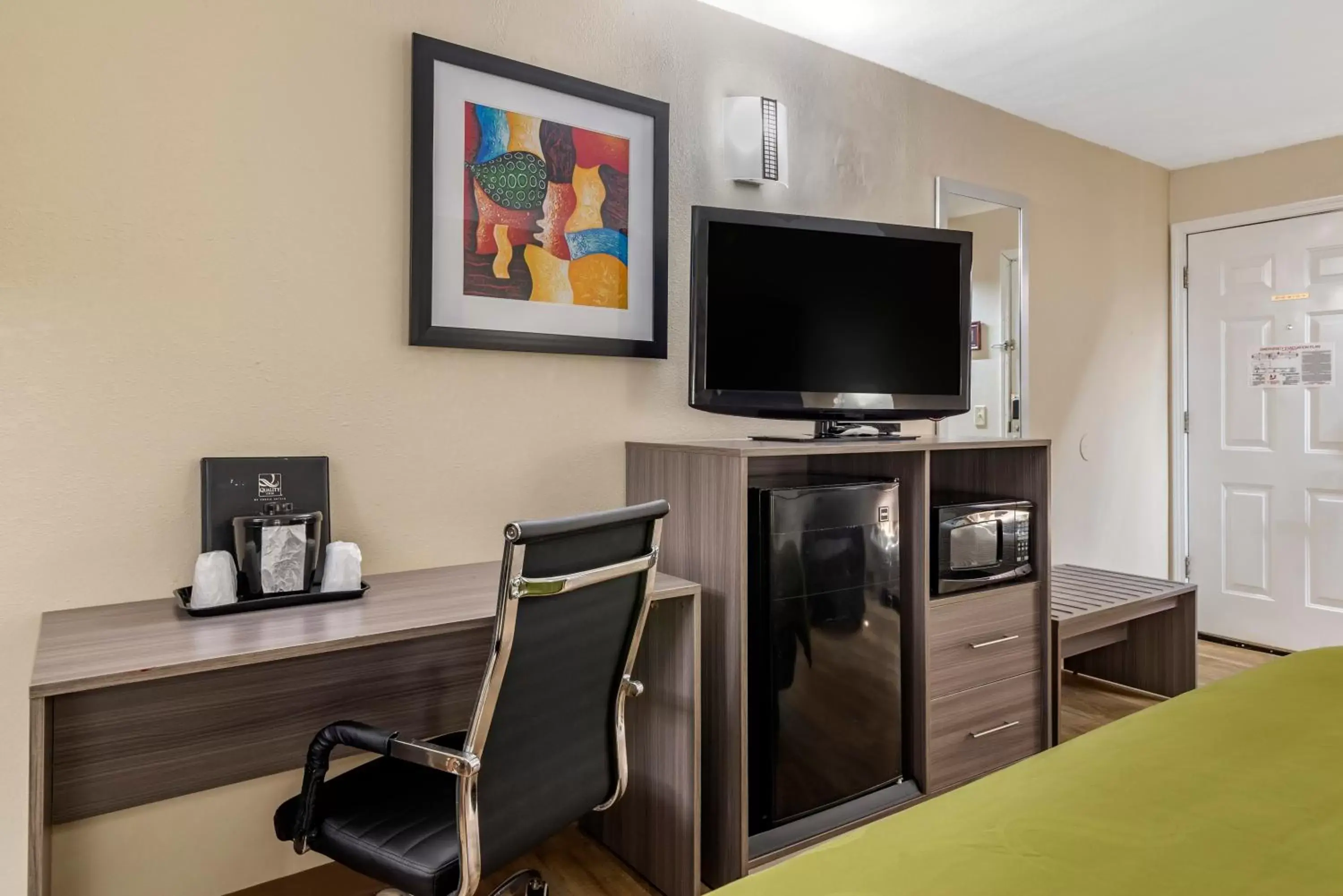 Bedroom, TV/Entertainment Center in Quality Inn Conyers I-20