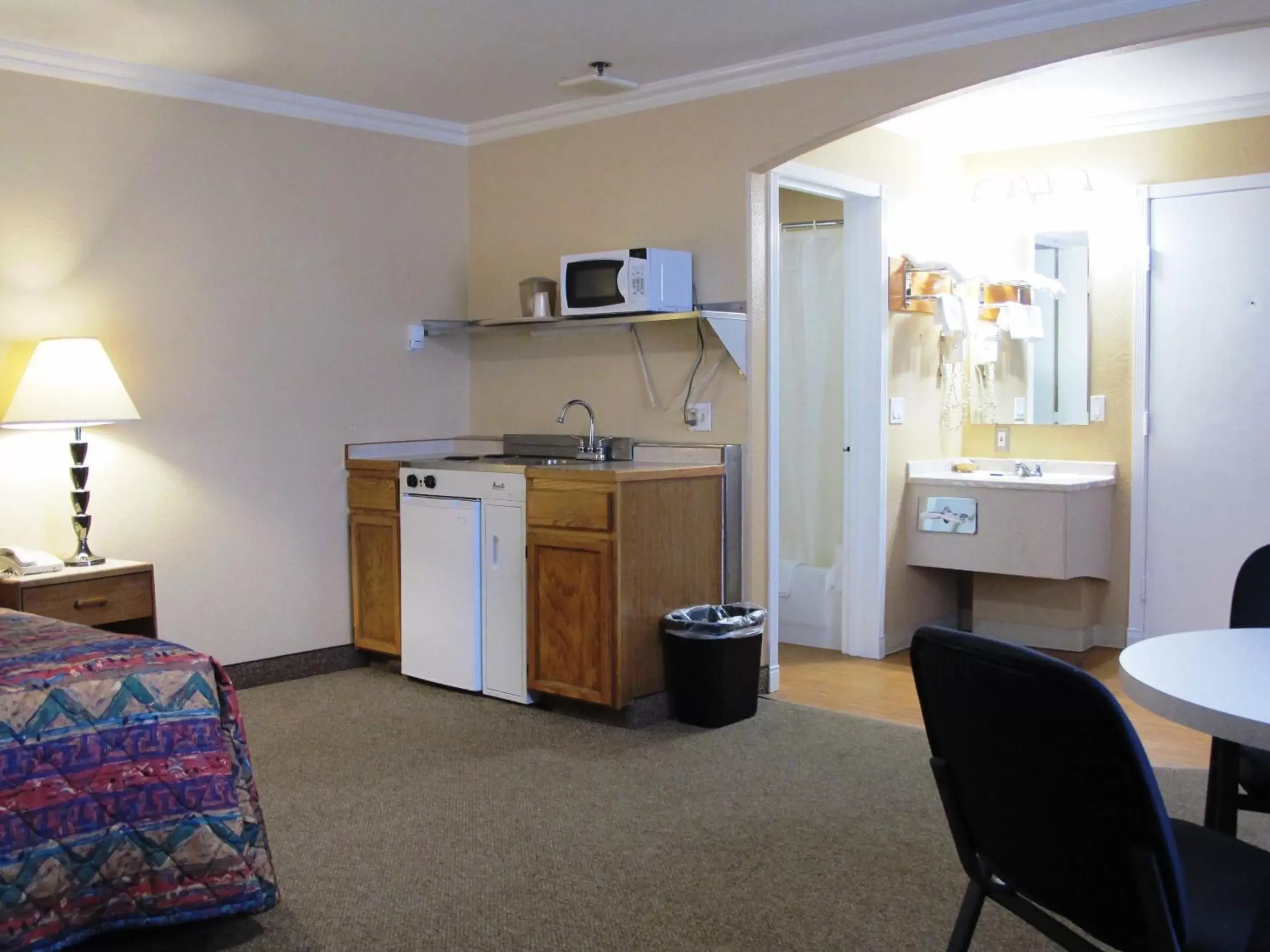 Photo of the whole room, Kitchen/Kitchenette in Merrill Field Inn