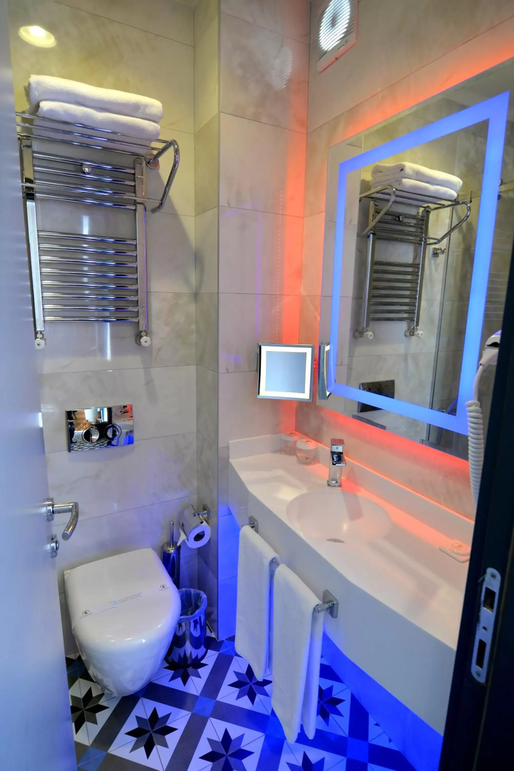 Shower, Bathroom in Pera Luna Residence