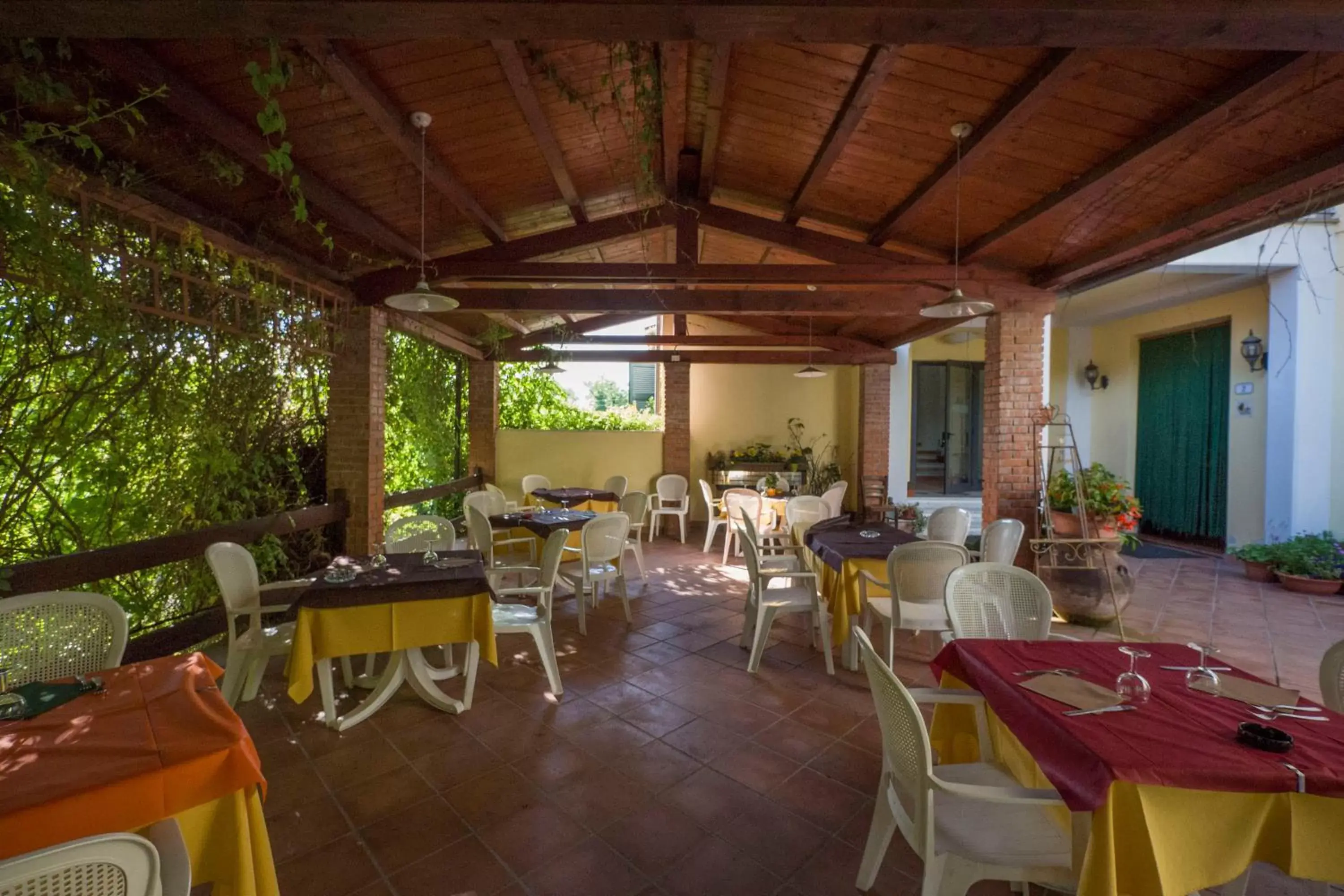 Patio, Restaurant/Places to Eat in Albergo Il Sicomoro