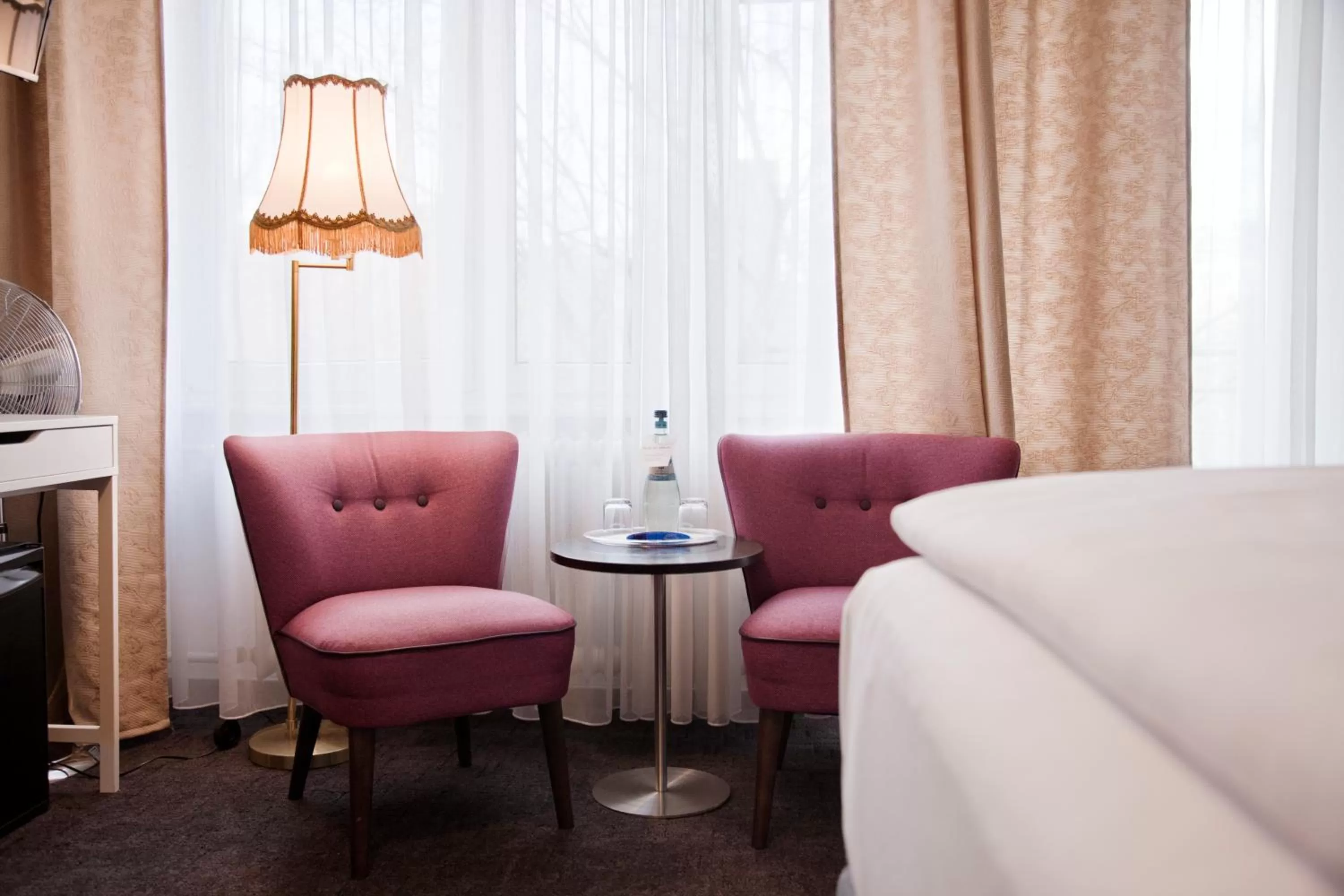 Photo of the whole room in Les Nations