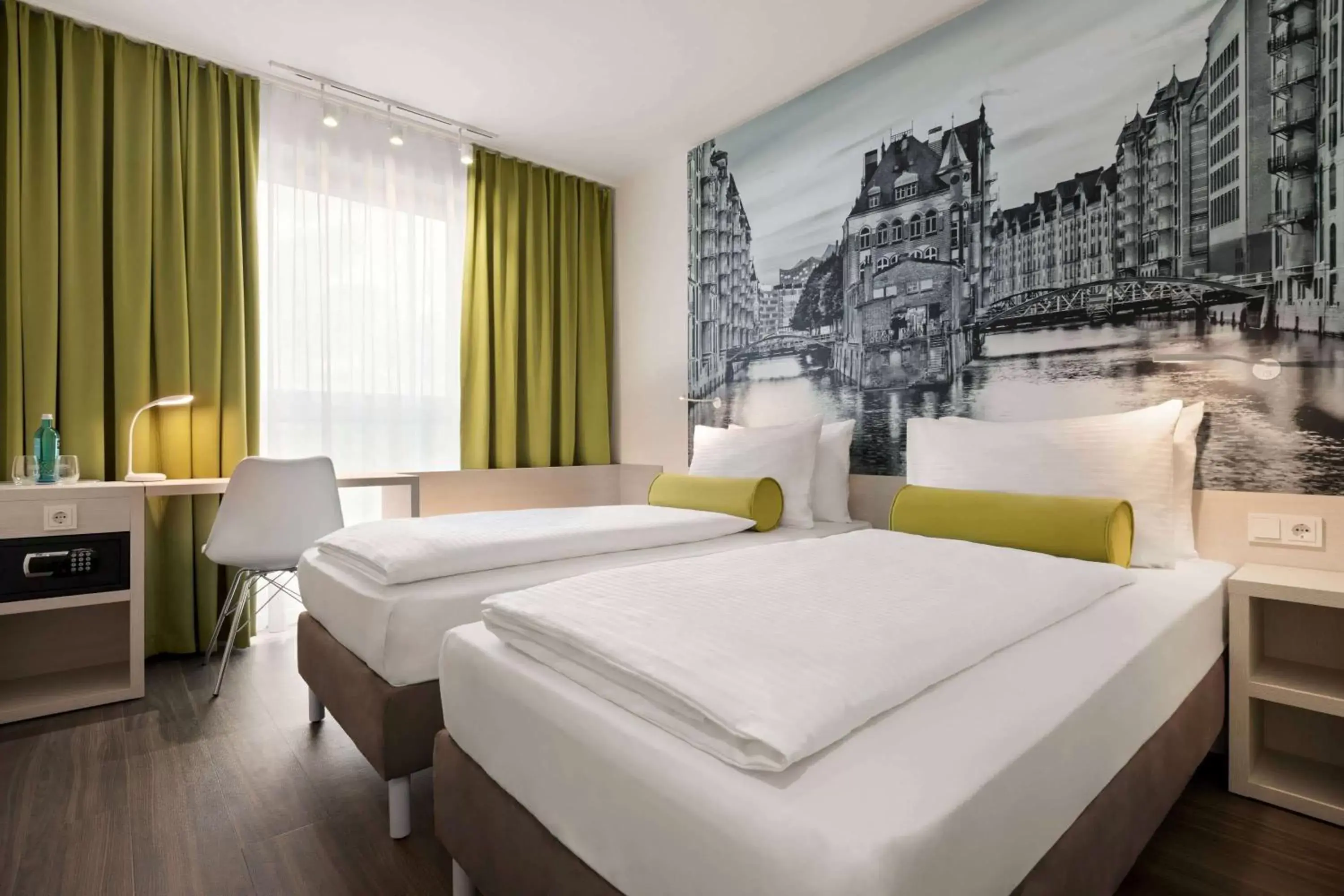 Bed in Super 8 by Wyndham Hamburg Mitte