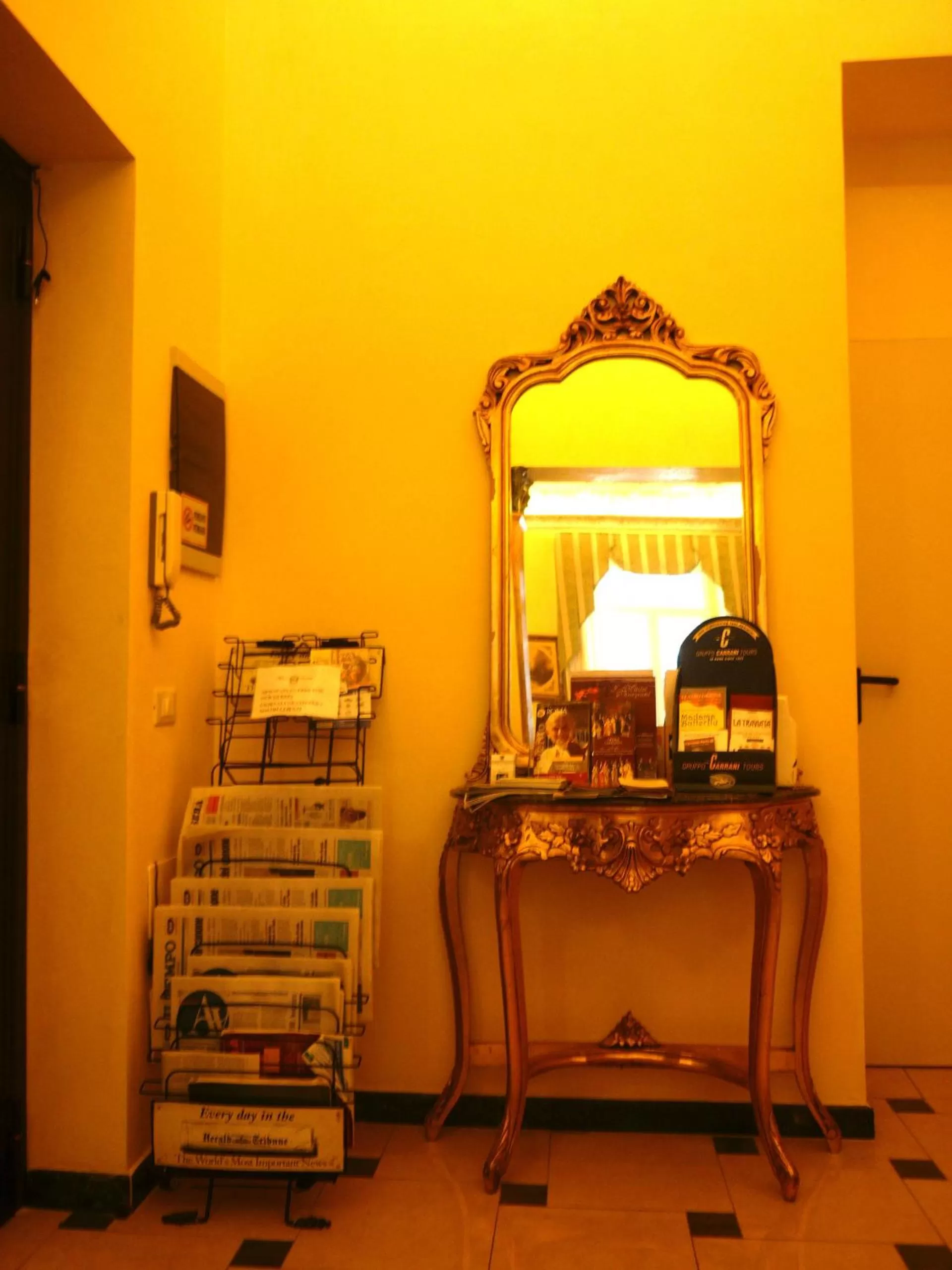 Lobby or reception in Cambridge Hotel