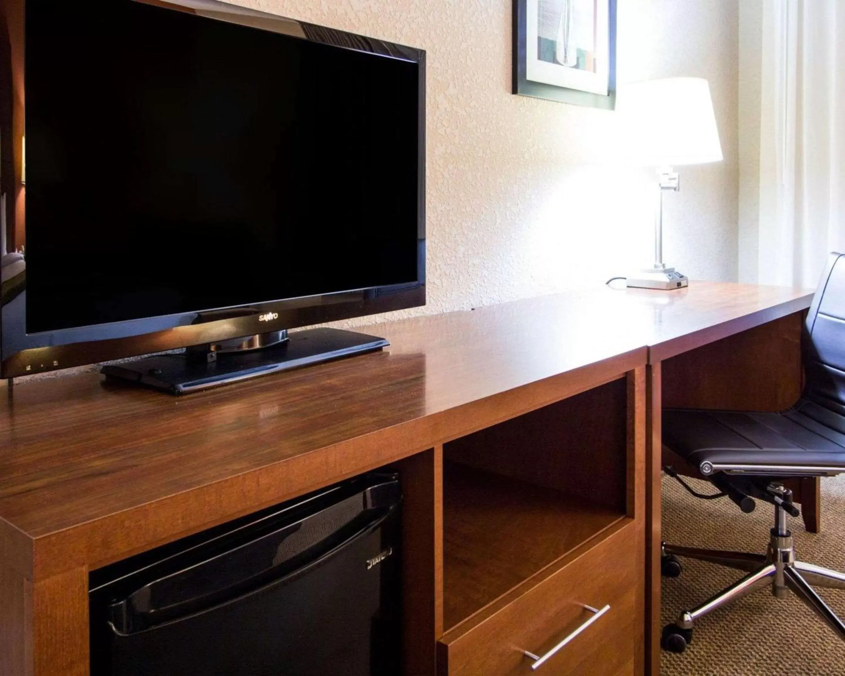 Photo of the whole room, TV/Entertainment Center in Comfort Inn & Suites Airport Convention Center
