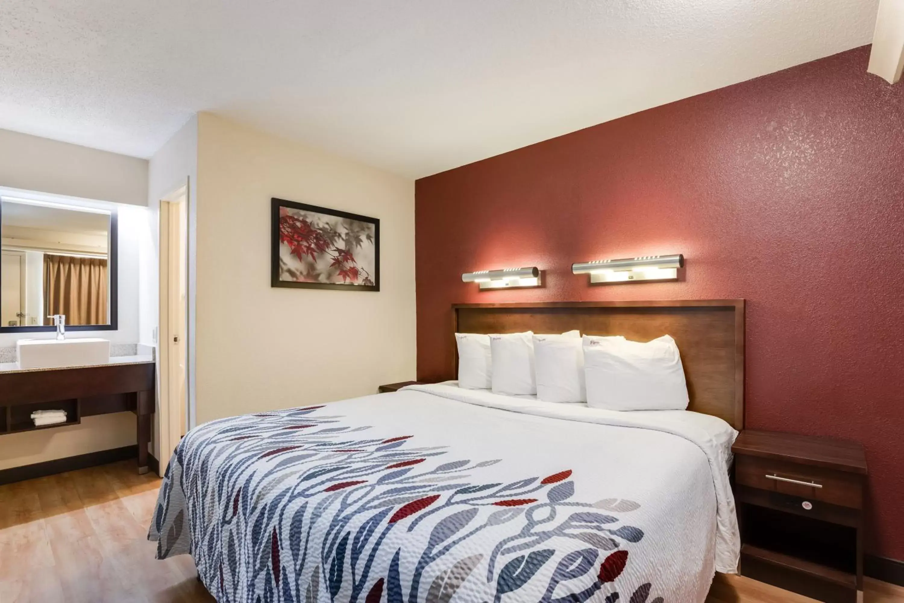 Bedroom, Bed in Red Roof Inn PLUS+ Chicago - Northbrook/Deerfield