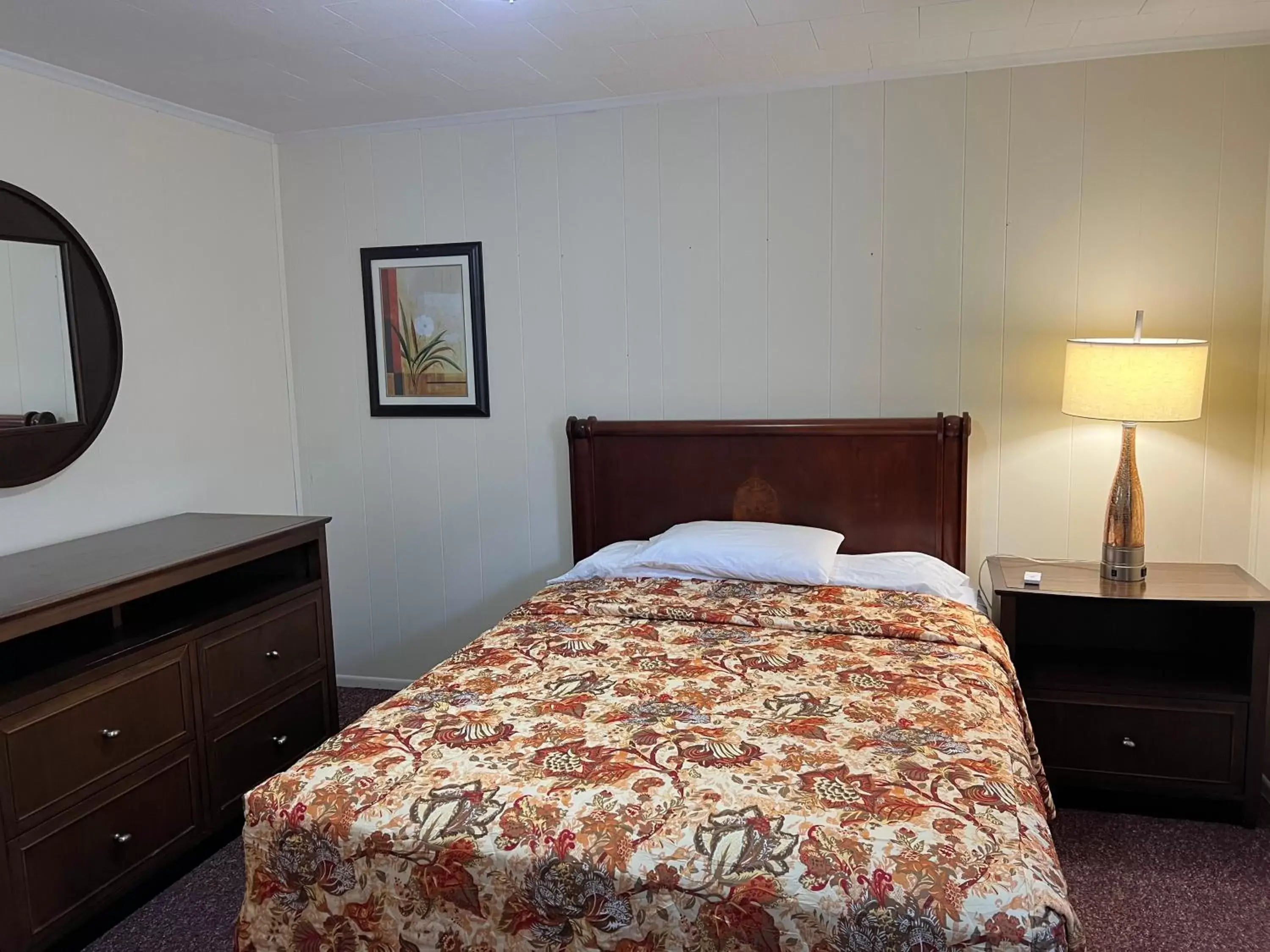 Bed in Simmons Motel and Suites