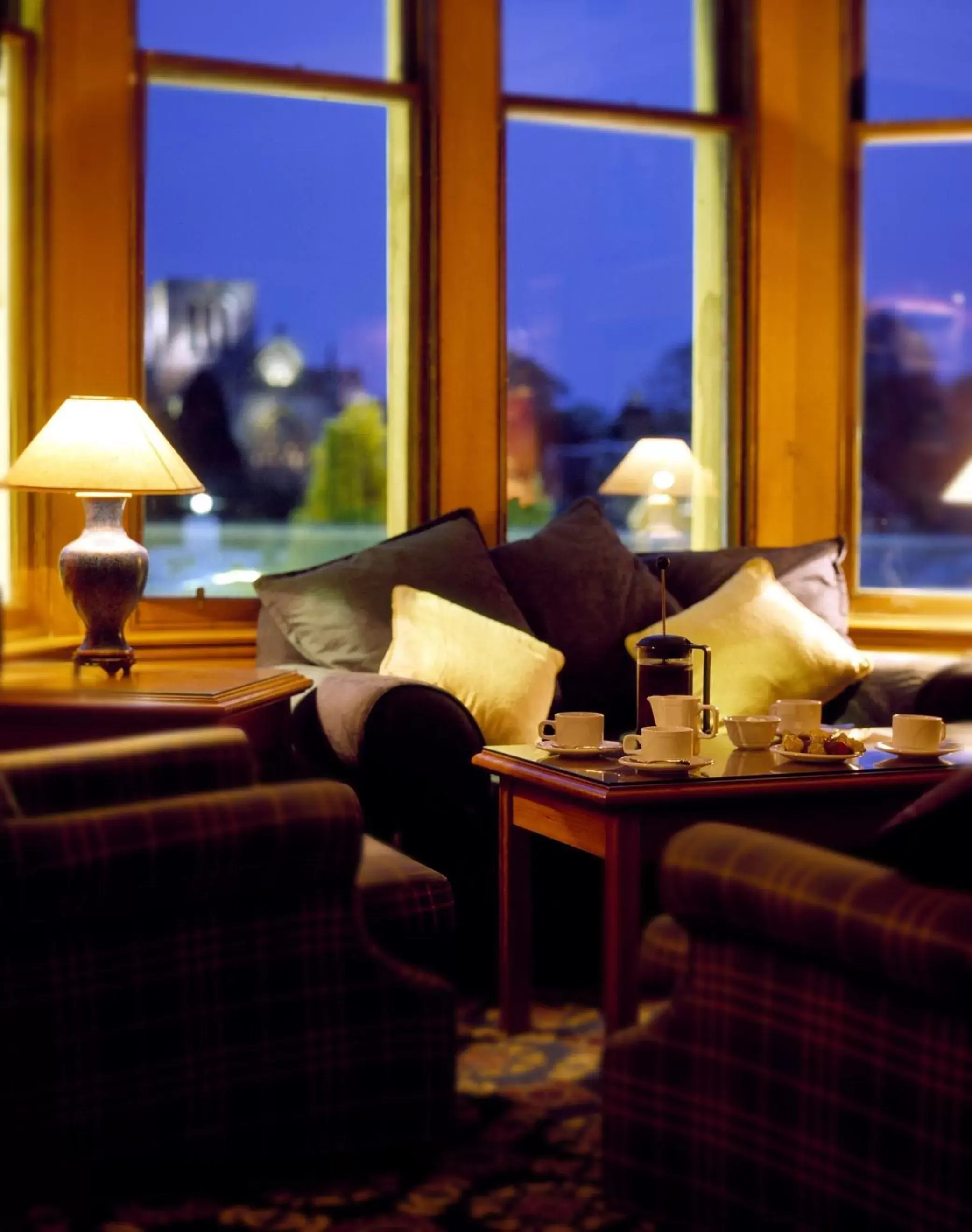 Library in Maitlandfield House Hotel Library in Maitlandfield House Hotel