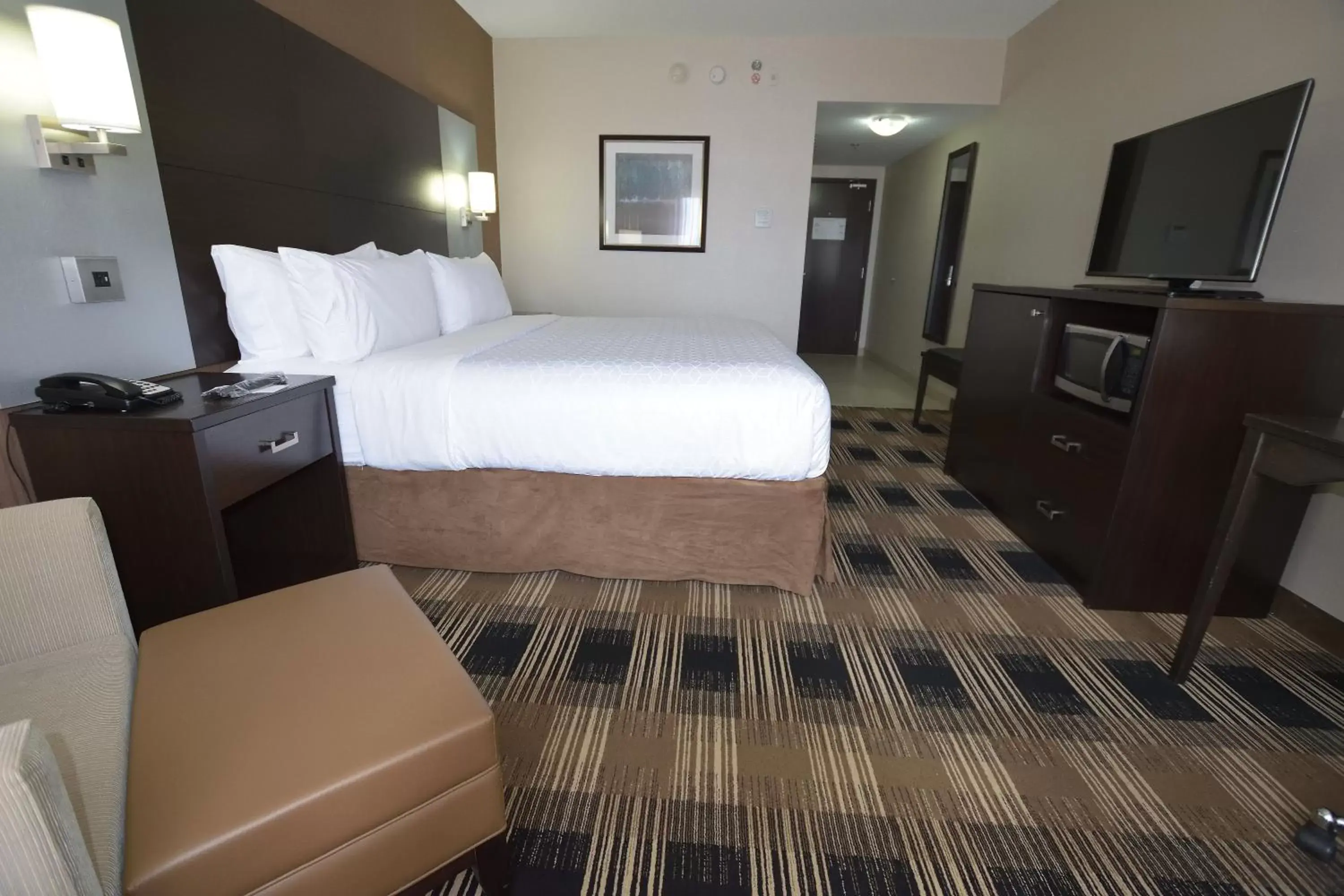 Photo of the whole room, Bed in Holiday Inn Express & Suites Ottawa East-Orleans, an IHG Hotel