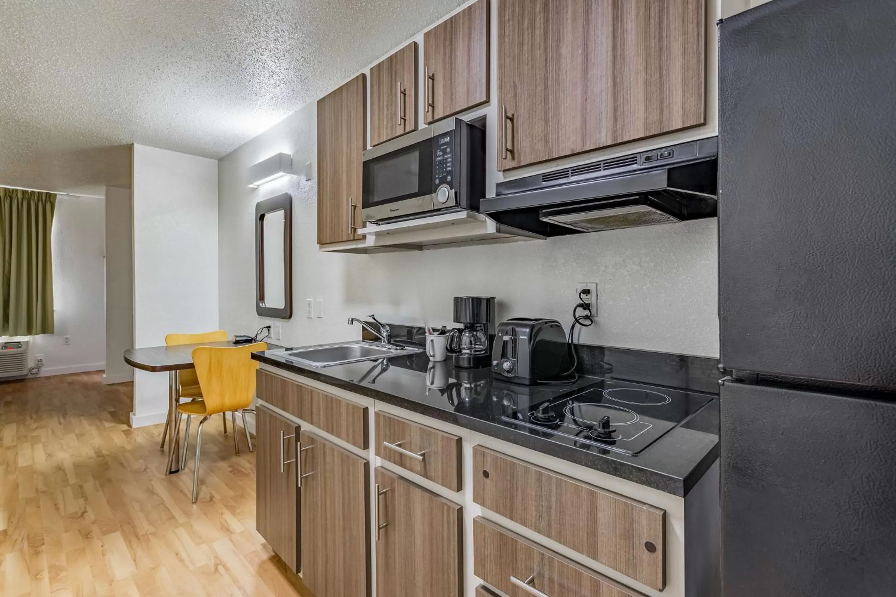 Photo of the whole room in Studio 6-Dallas, TX