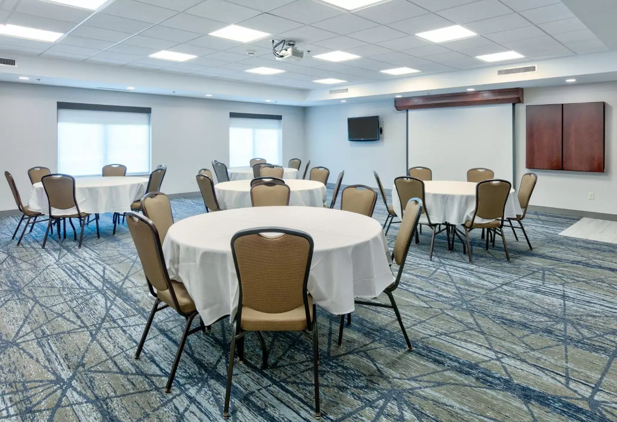 Meeting/conference room in Holiday Inn Express Hotel & Suites Shakopee, an IHG Hotel